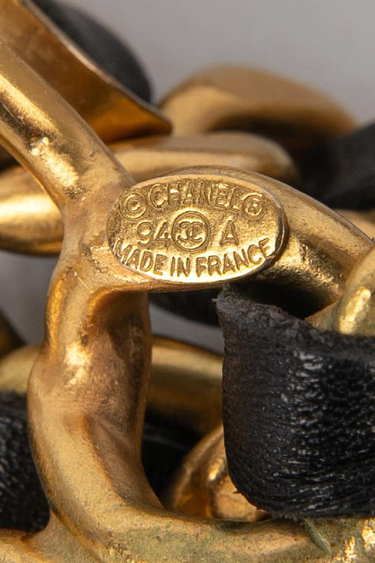 Chanel Goldener Metallgürtel aus Metall in Verbindung mit schwarzem Leder, 1994 im Angebot 1