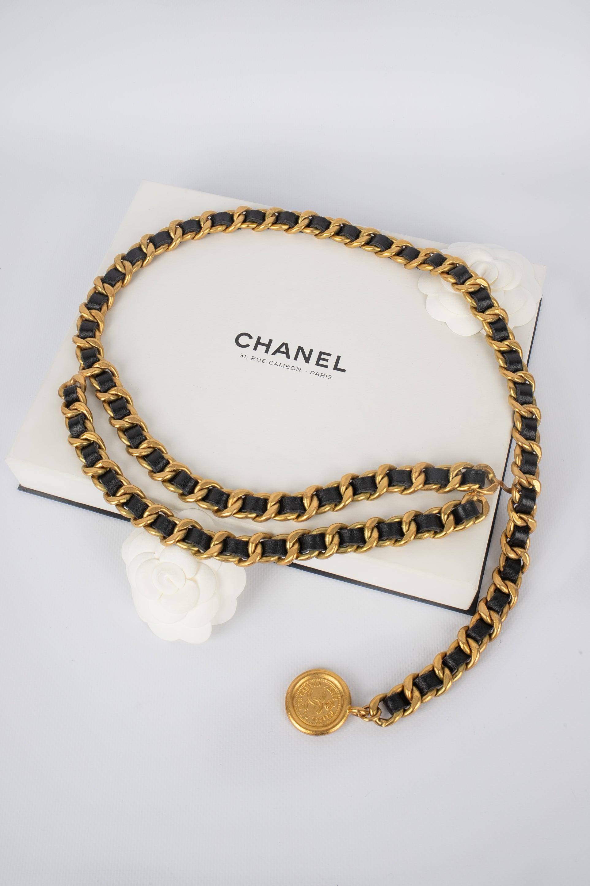 Ceinture en métal doré entrelacée de cuir noir de Chanel, 1994 en vente 2