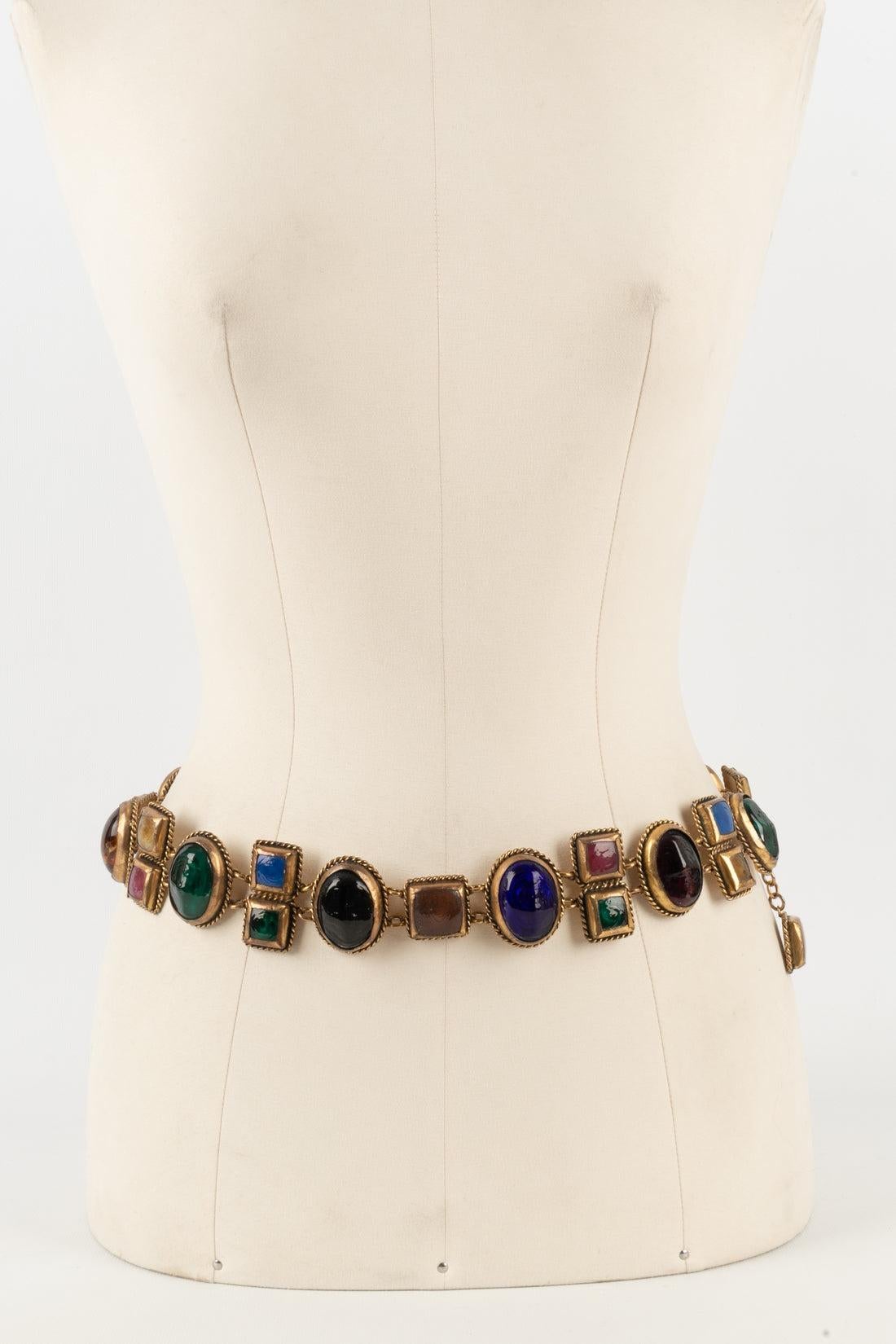 Chanel - Beeindruckender Gürtel aus goldenem Metall, inspiriert vom byzantinischen Stil, verziert mit mehrfarbigen Cabochons aus Glaspaste. Haute Couture Collection'S. Nicht signierte Kreation aus dem Atelier Denez für das Haus Chanel.

Zusätzliche