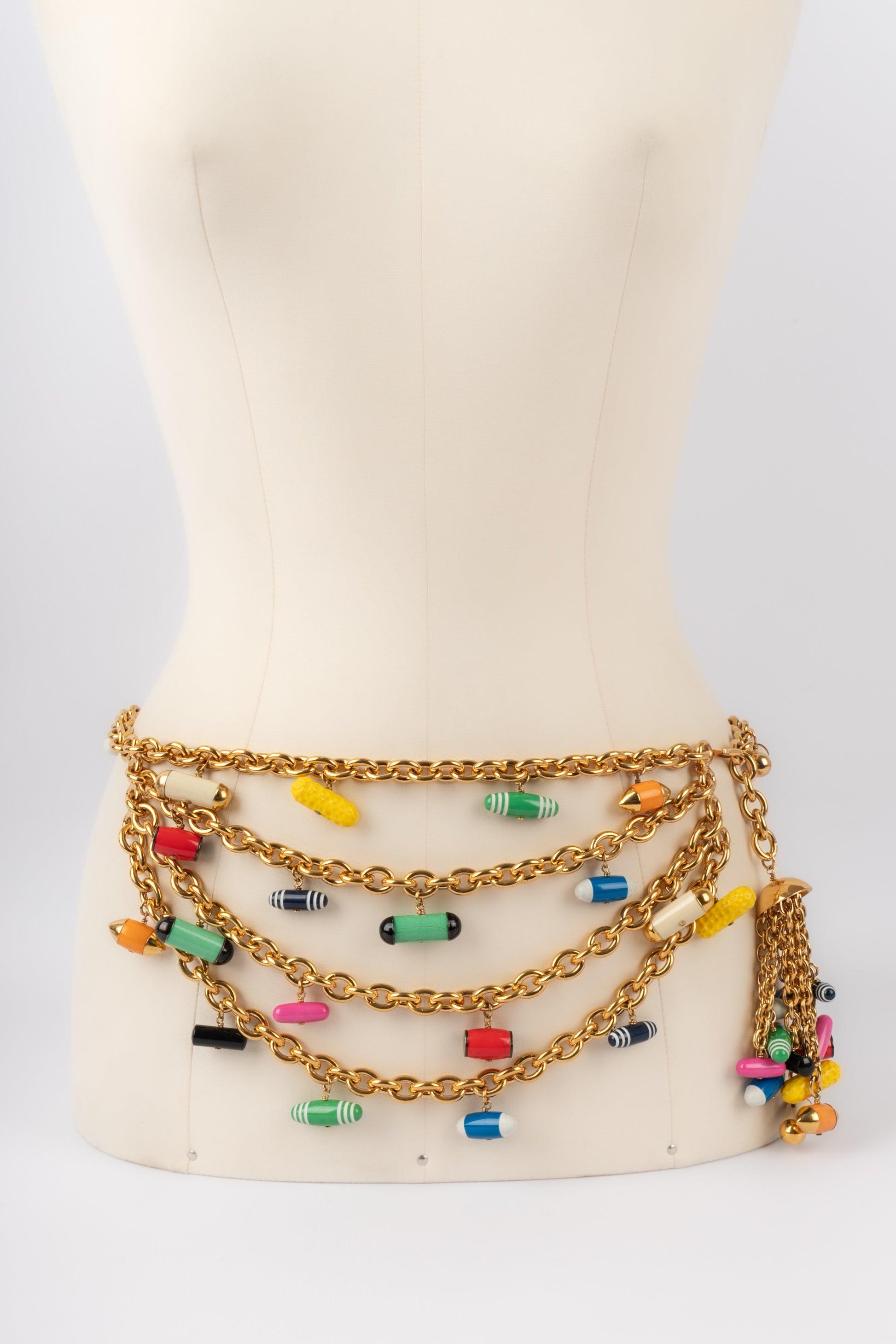 Chanel- (Made in France) Golden metal belt ornamented with multicolored resin charms. 1992 Spring-Summer Collection. To be mentioned, a few golden metal lacks on two charms.

Additional information:
Condition: Very good condition
Dimensions: Length: