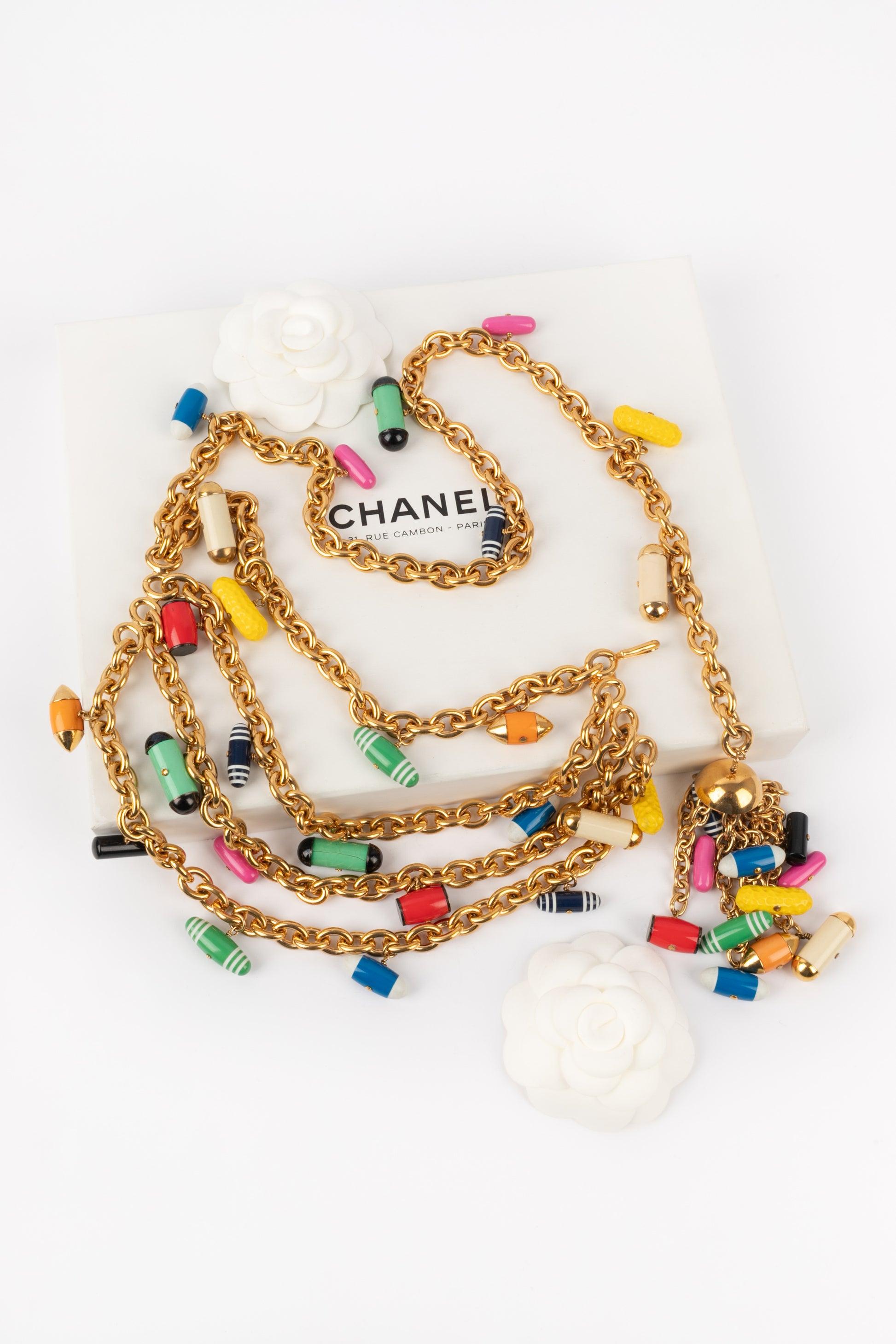 Chanel Goldener Metallgürtel aus Metall, verziert mit mehrfarbigen Harz-Charms, 1992 im Angebot 5