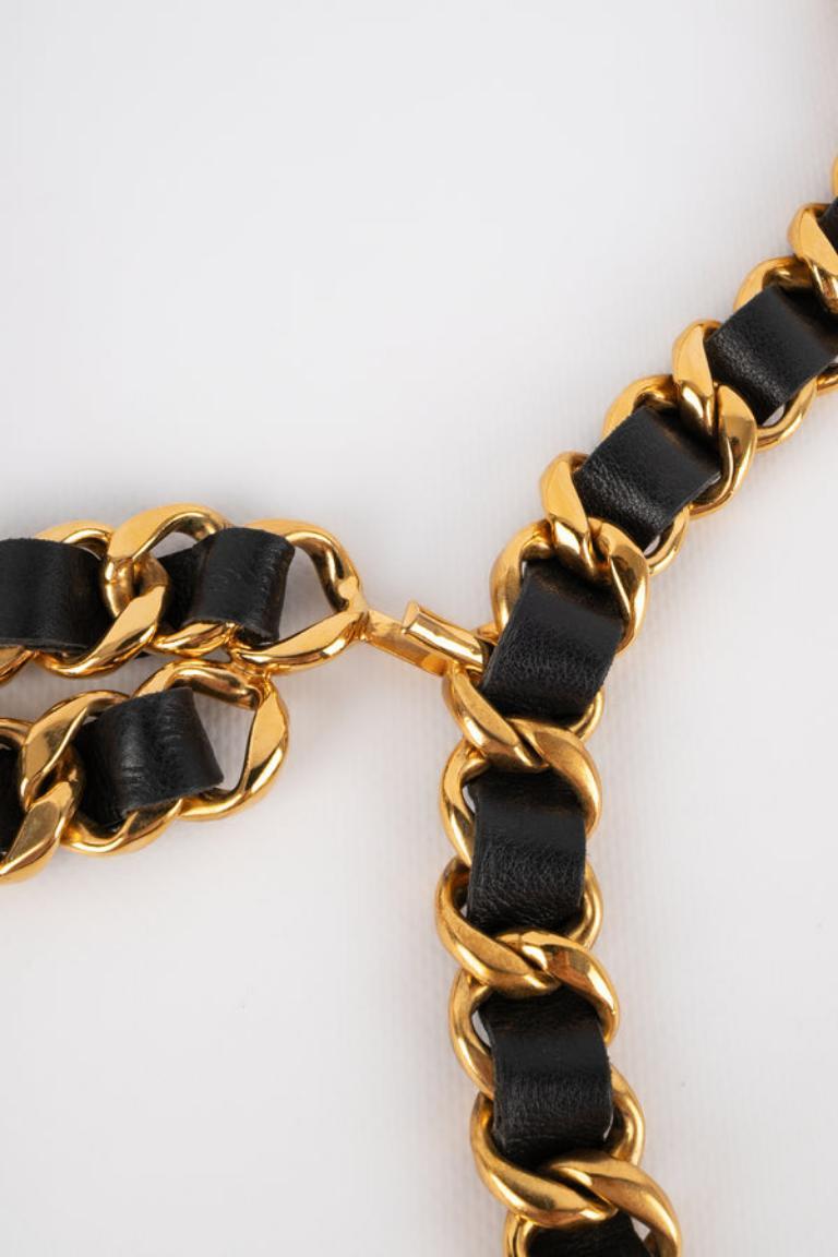 Chanel Goldener Metallgürtel aus Metall mit schwarzem Leder Frühjahr, 1993 Damen im Angebot