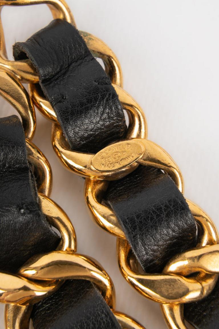 Chanel Goldener Metallgürtel aus Metall mit schwarzem Leder Frühjahr, 1993 im Angebot 3