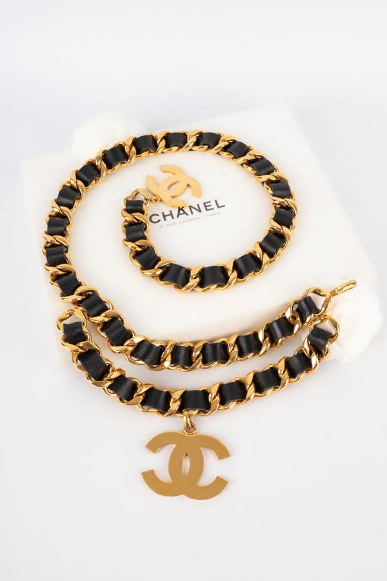 Chanel Goldener Metallgürtel aus Metall mit schwarzem Leder Frühjahr, 1993 im Angebot 4