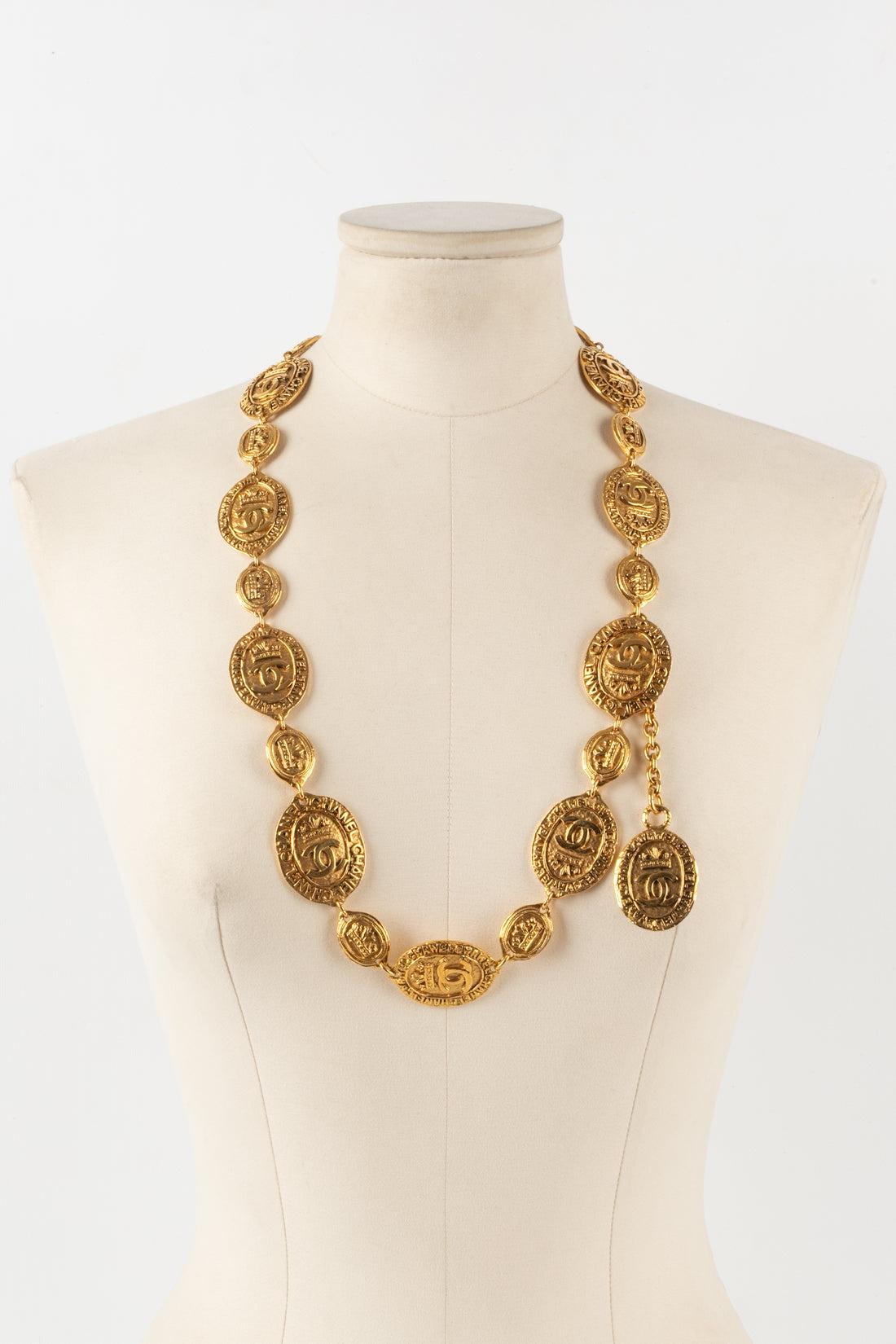 Chanel Golden Metal Belt with Engraved Medallions, 1980s In Excellent Condition In SAINT-OUEN-SUR-SEINE, FR