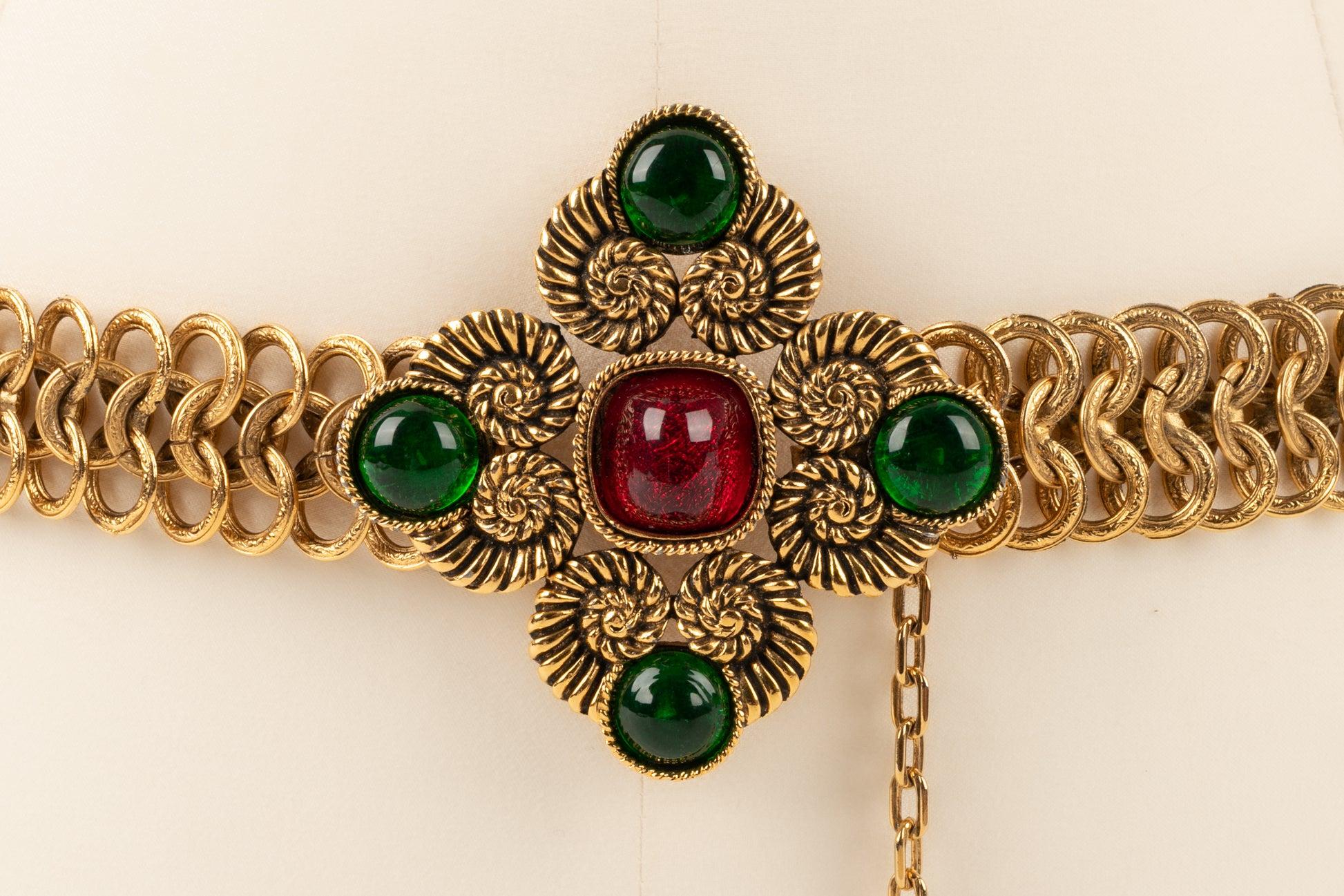 Chanel - (Made in France) Golden metal belt with green and red glass paste. 1985 Collection.

Additional information:
Condition: Very good condition
Dimensions: Length: from 84 cm to 90 cm
Period: 20th Century

Seller Reference: CCB54