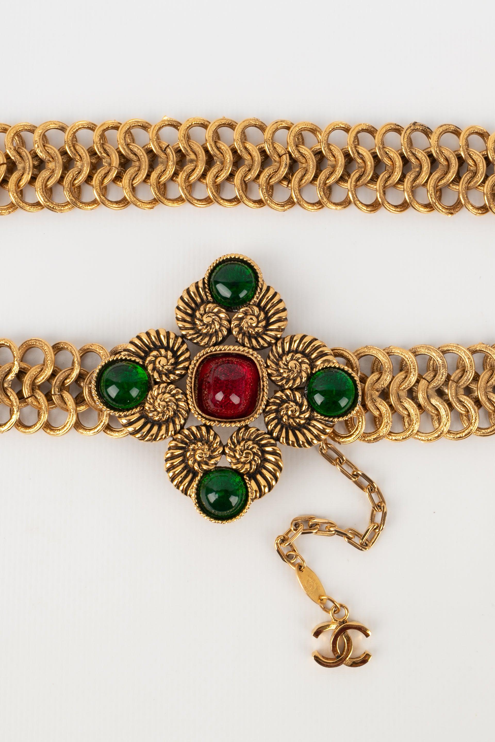 Chanel Golden Metal Belt with Green and Red Glass Paste, 1985 In Excellent Condition In SAINT-OUEN-SUR-SEINE, FR