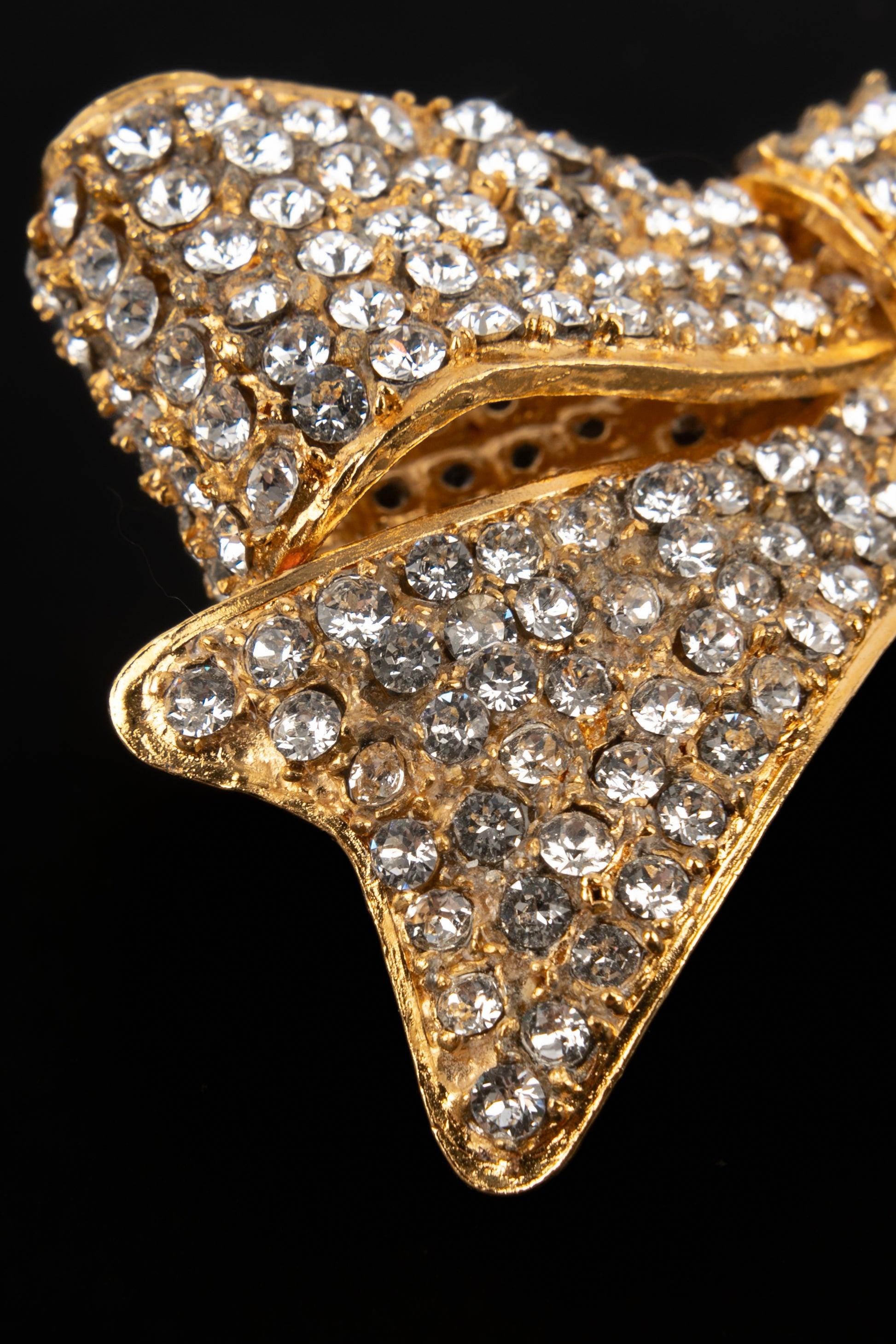 Chanel Broche de metal dorado 