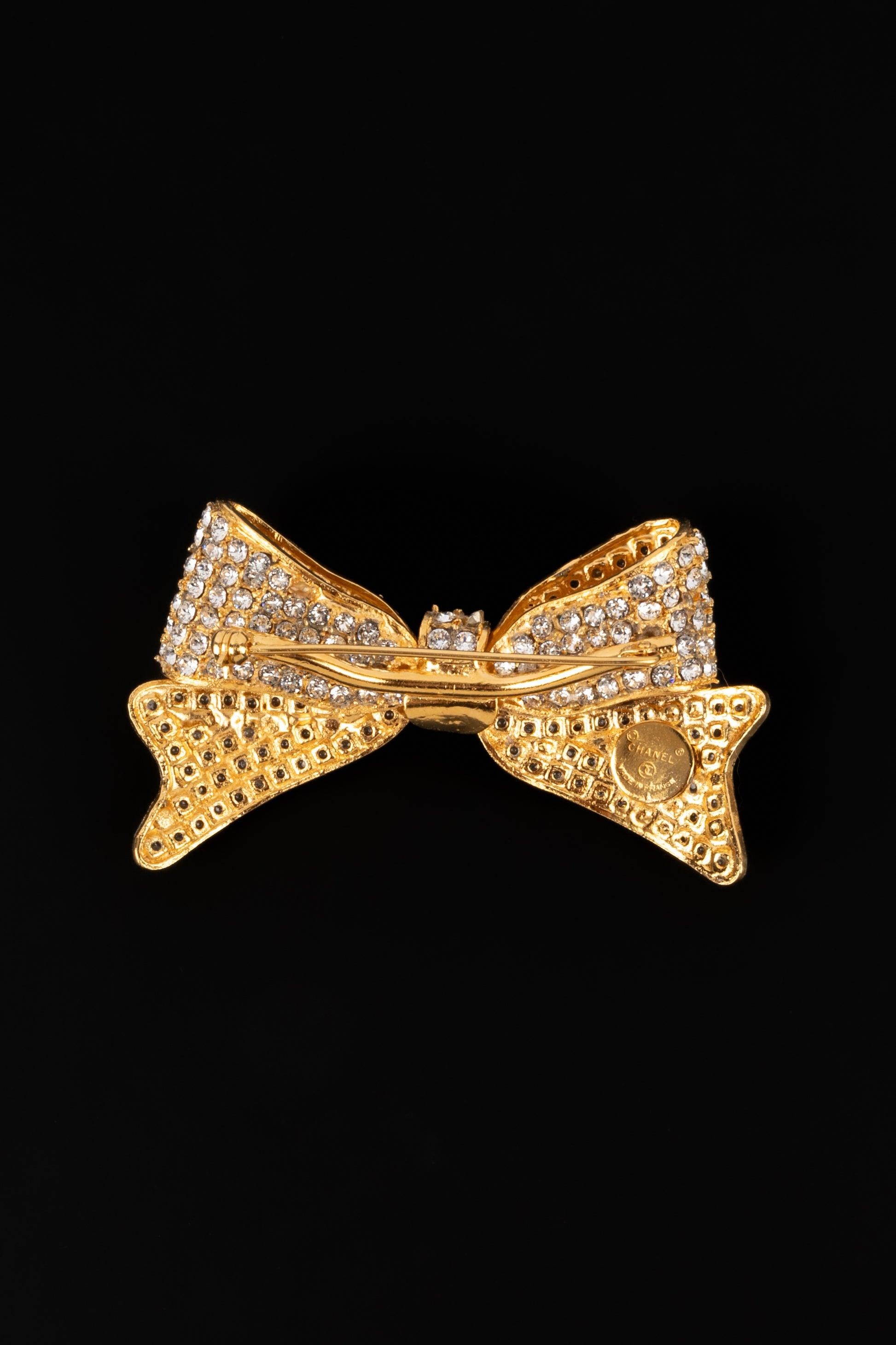 De las mujeres Chanel Broche de metal dorado 