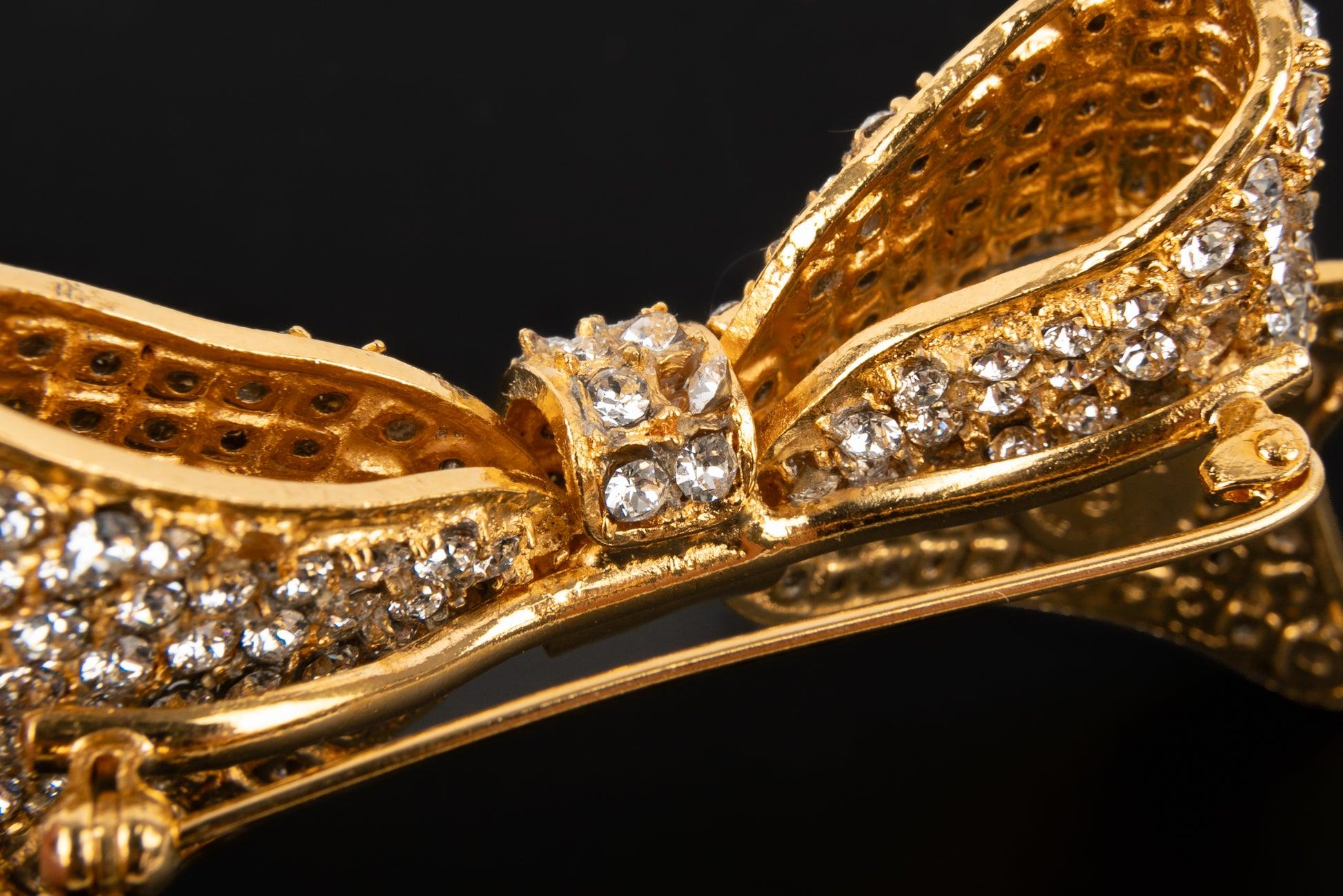Chanel Broche de metal dorado 