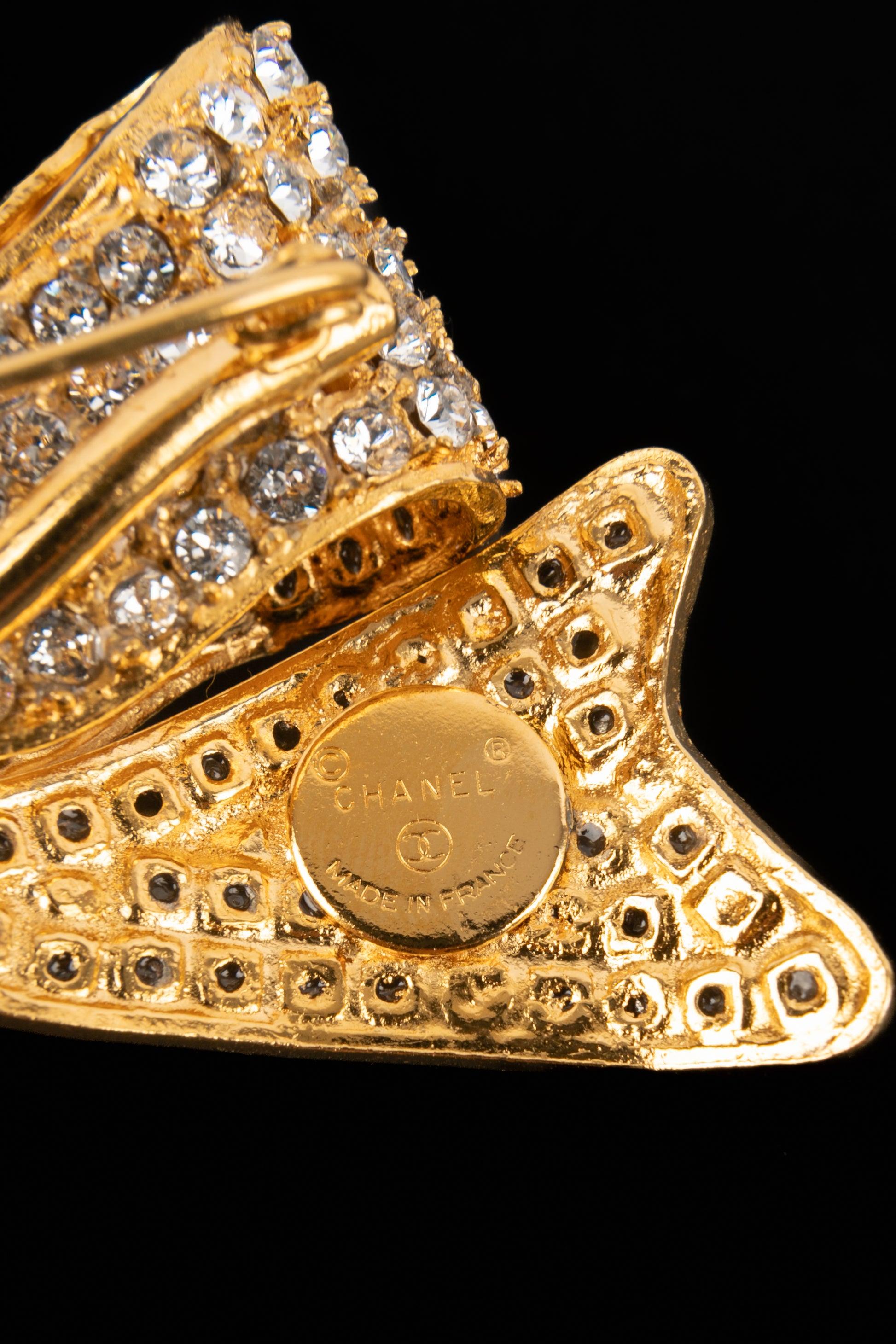 Chanel Broche de metal dorado 