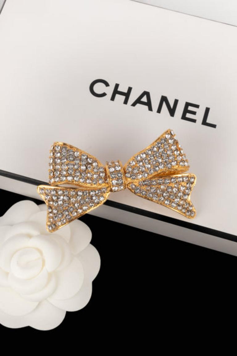 Chanel Broche de metal dorado 