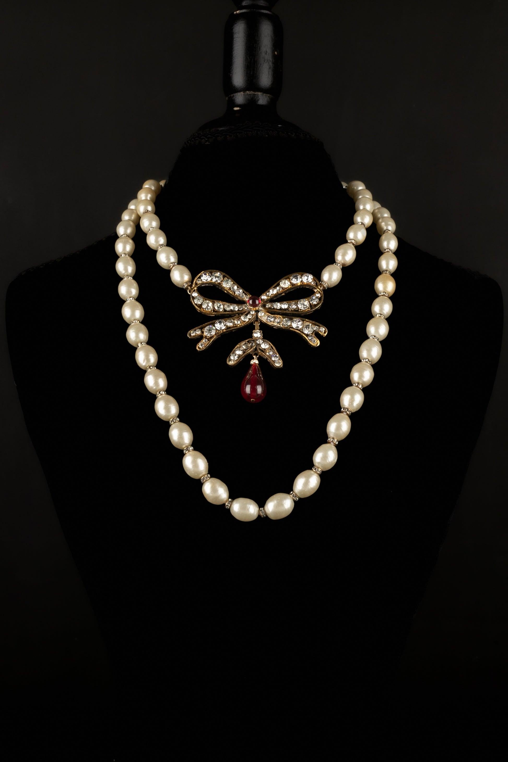 Chanel Goldene Metallschleife Halskette mit Kostüm Perlen im Zustand „Gut“ im Angebot in SAINT-OUEN-SUR-SEINE, FR