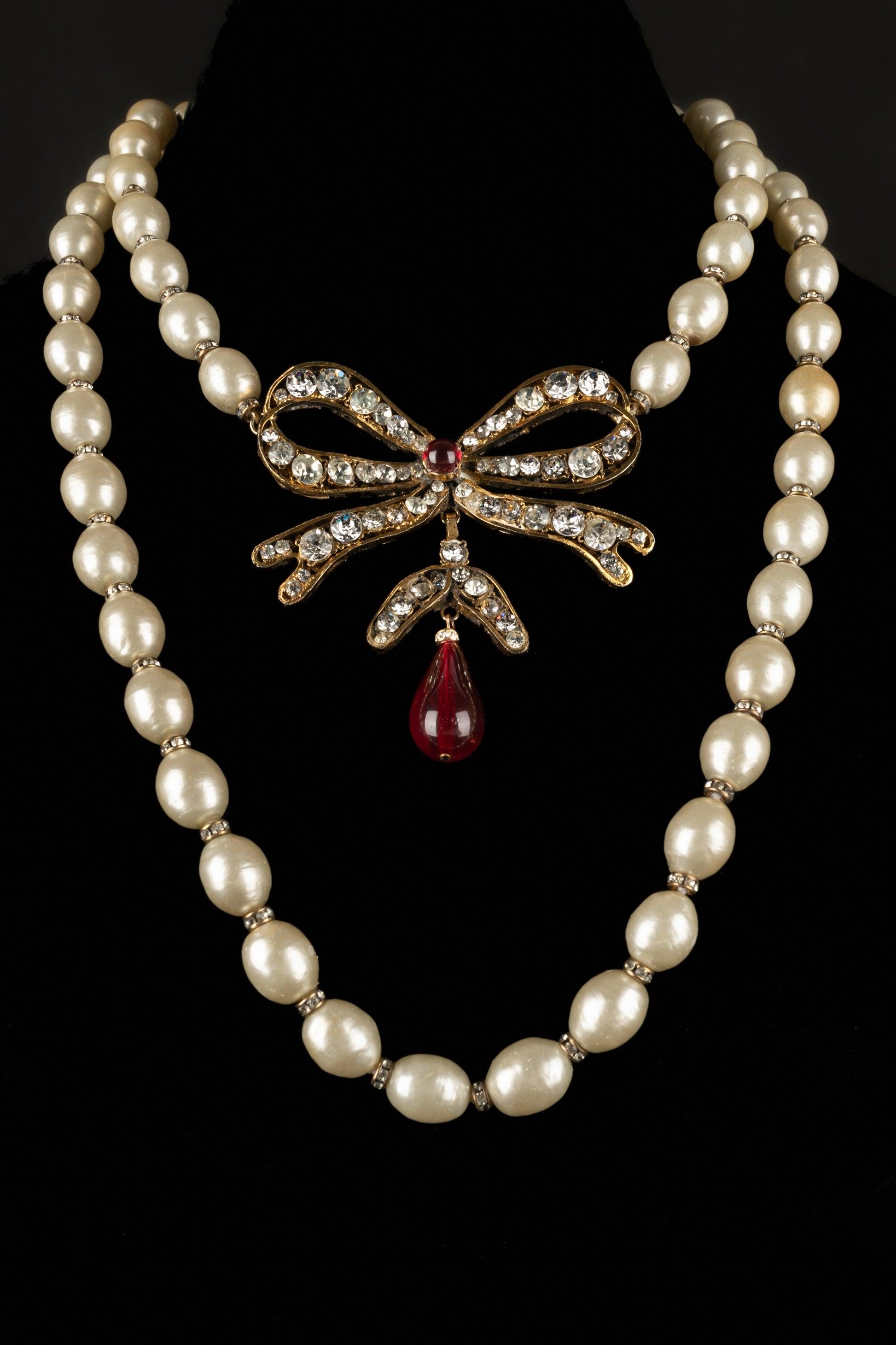 Chanel Goldene Metallschleife Halskette mit Kostüm Perlen Damen im Angebot