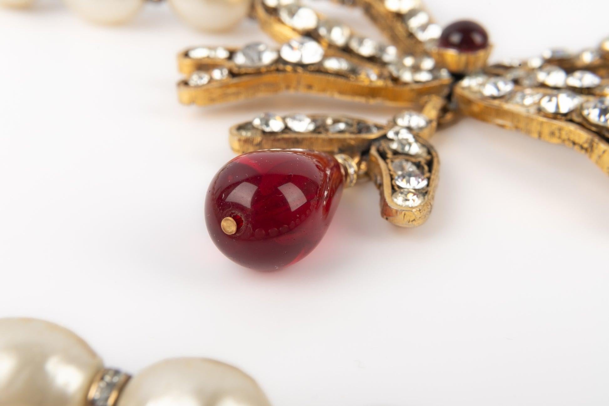 Chanel Goldene Metallschleife Halskette mit Kostüm Perlen im Angebot 2