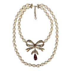 Collana con fiocco in metallo dorato di Chanel con perle in costume