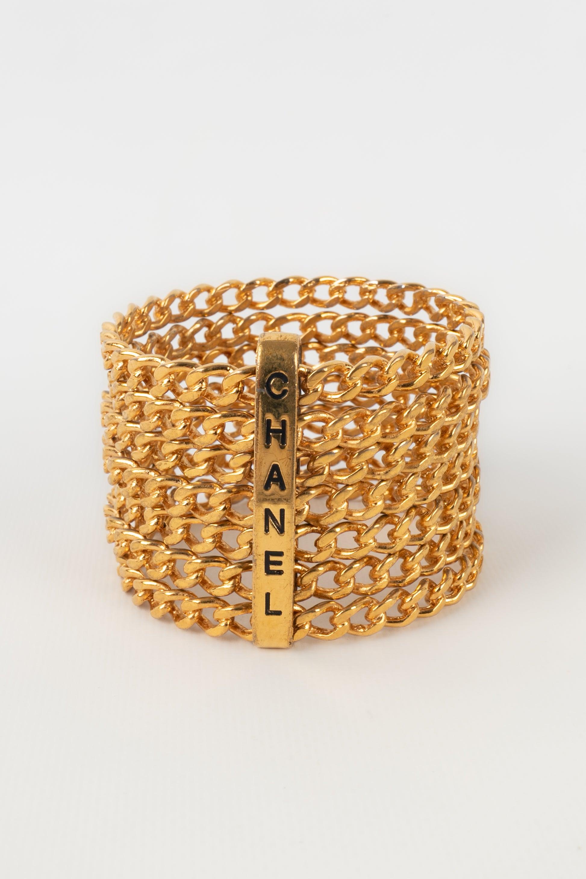 Chanel - (Made in France) Golden metal bracelet. Cruise 1993 Collection.

Additional information:
Condition: Very good condition
Dimensions: Circumference: 24 cm - Diameter: 6.7 cm - Height: 5.5 cm

Seller Reference: BRAB64
