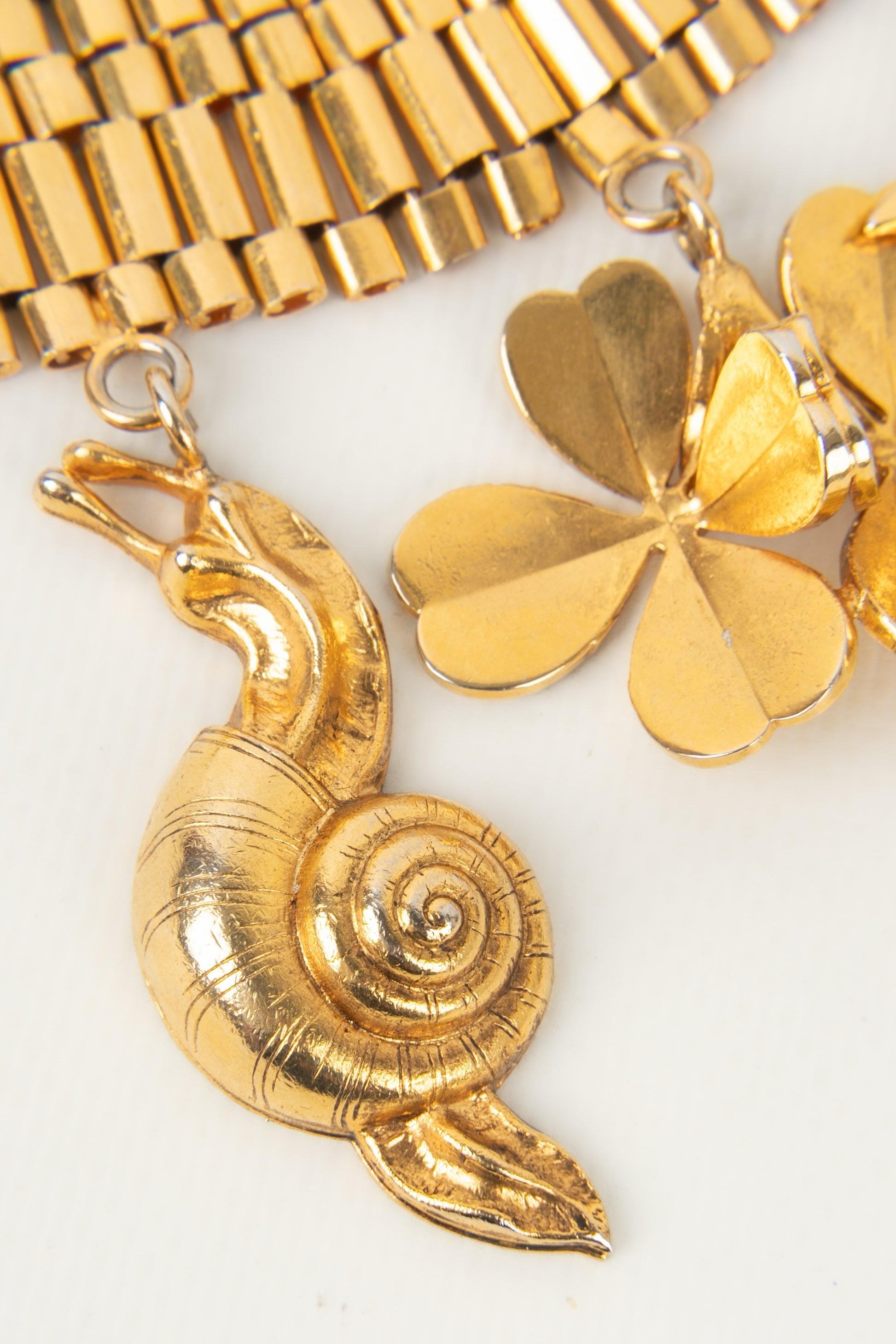 Chanel Goldenes Metallarmband aus Metall, verziert mit Charms im Zustand „Hervorragend“ im Angebot in SAINT-OUEN-SUR-SEINE, FR