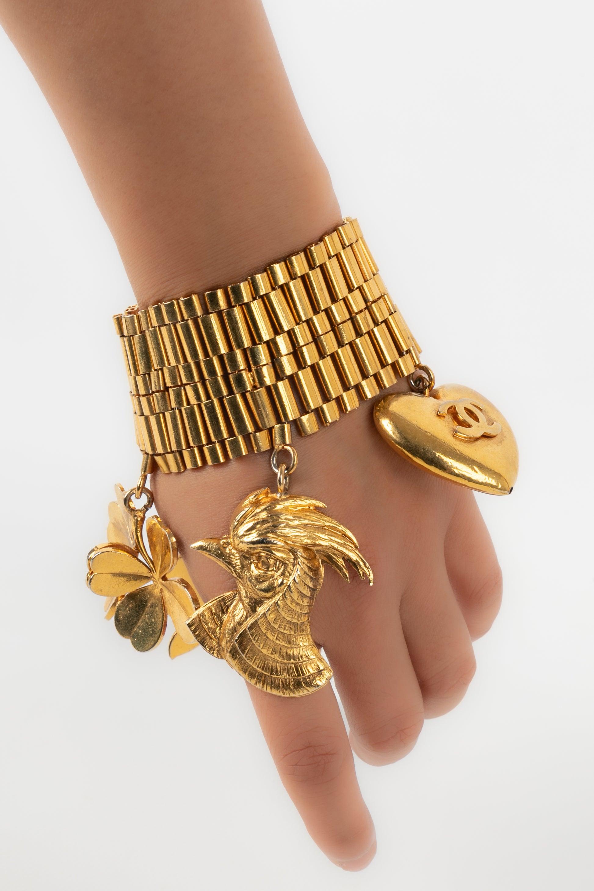 Chanel - Bracelet en métal doré orné de charmes Pour femmes en vente