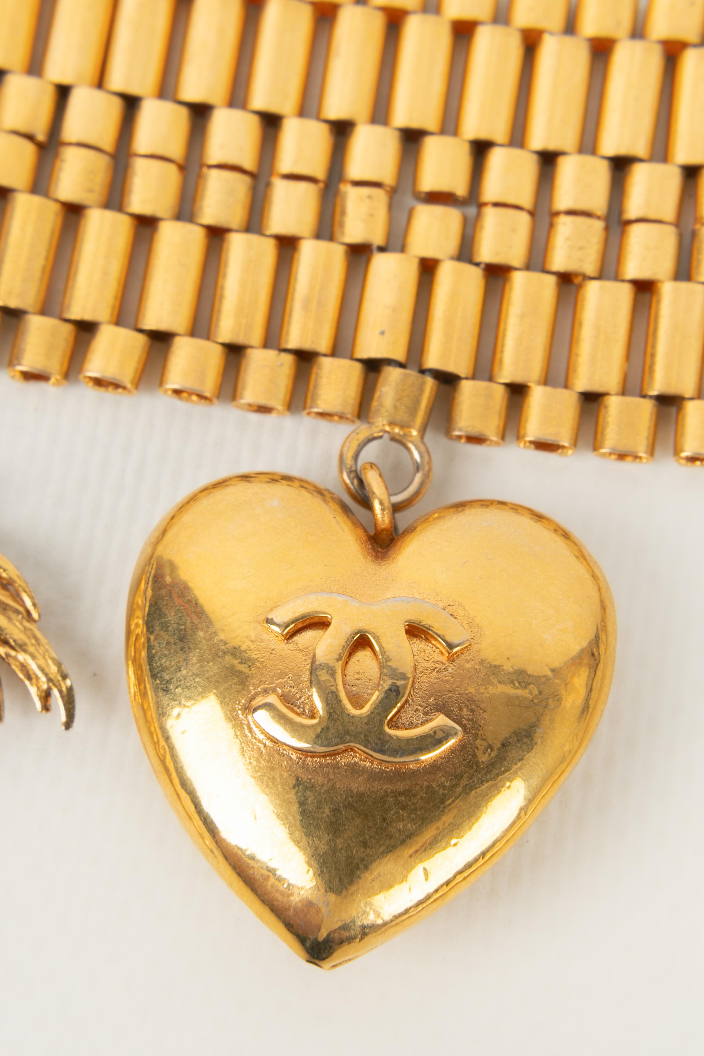 Chanel - Bracelet en métal doré orné de charmes en vente 3