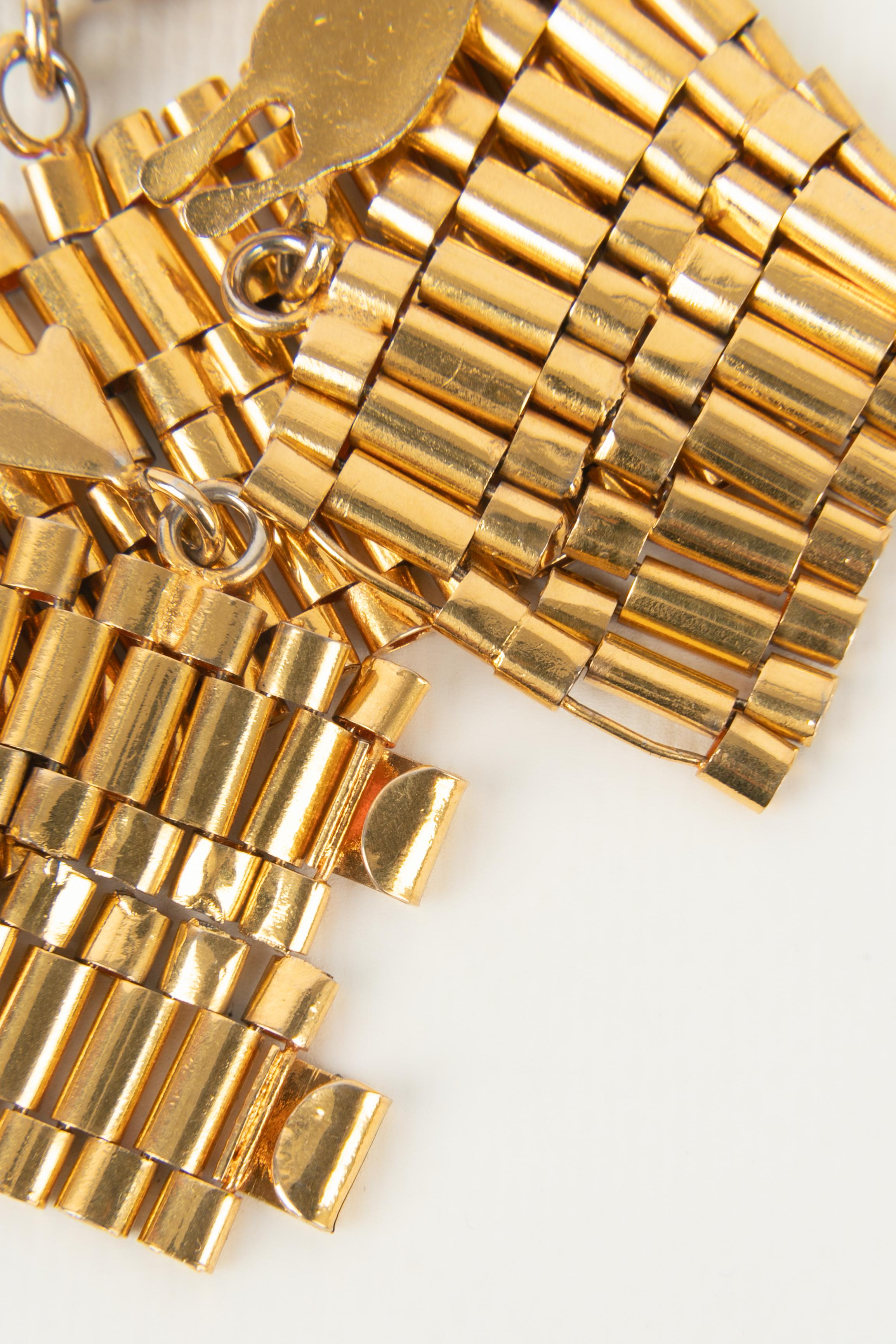 Chanel Goldenes Metallarmband aus Metall, verziert mit Charms im Angebot 4