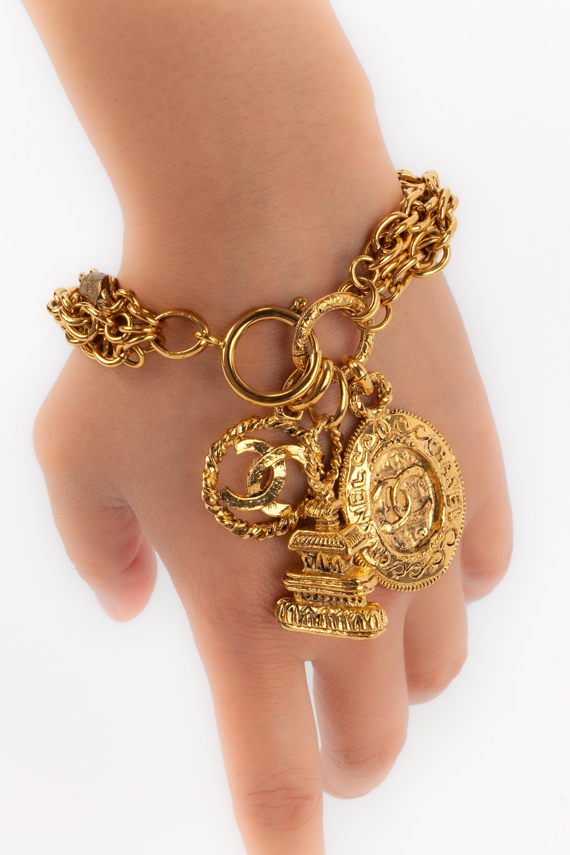 Chanel - (Made in France) Golden metal bracelet with charms, from the 1980s.

Additional information:
Condition: Very good condition
Dimensions: Length: 20 cm
Period: 20th Century

Seller Reference: BRAB131