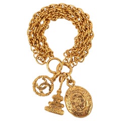 Chanel, bracelet en métal doré avec breloques, années 1980