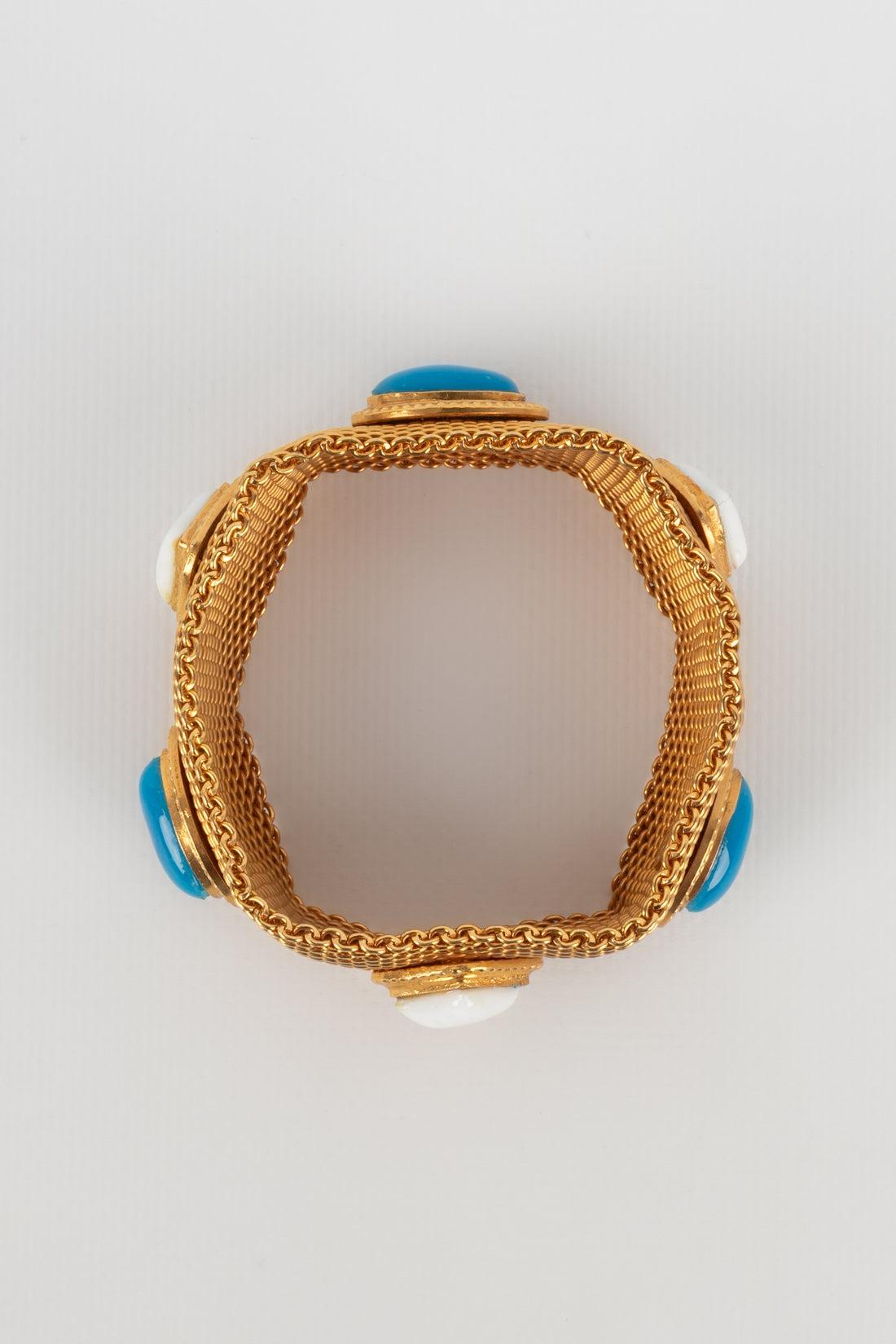Chanel - (Made in France) Chanel golden metal bracelet with glass paste. Spring-Summer 1997 Collection.

Additional information:
Condition: Very good condition
Dimensions: Circumference: 20 cm
Period: 20th Century

Seller Reference: BRA164
