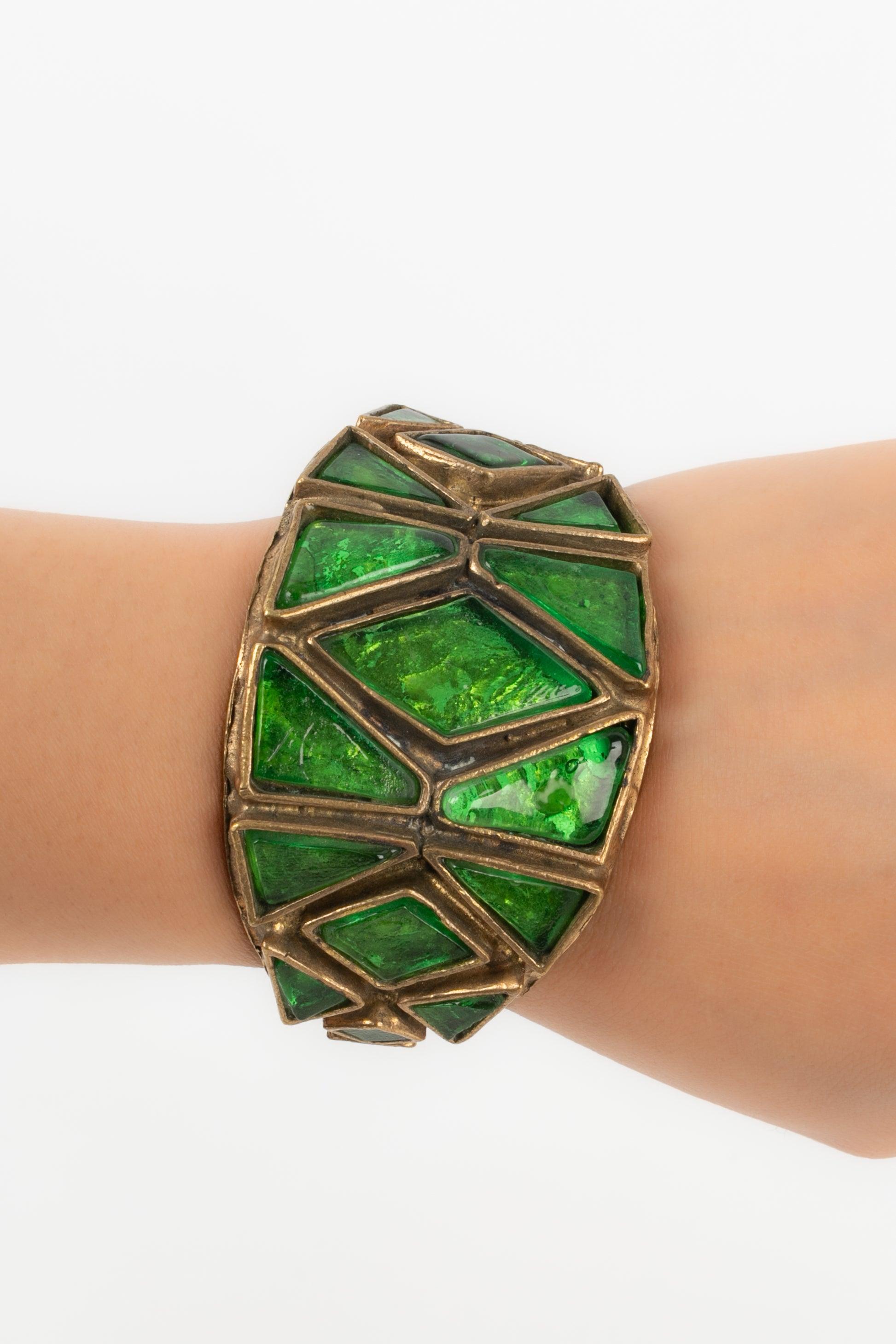 Chanel Golden Metal Bracelet with Green Glass Paste by Goosens In Excellent Condition For Sale In SAINT-OUEN-SUR-SEINE, FR