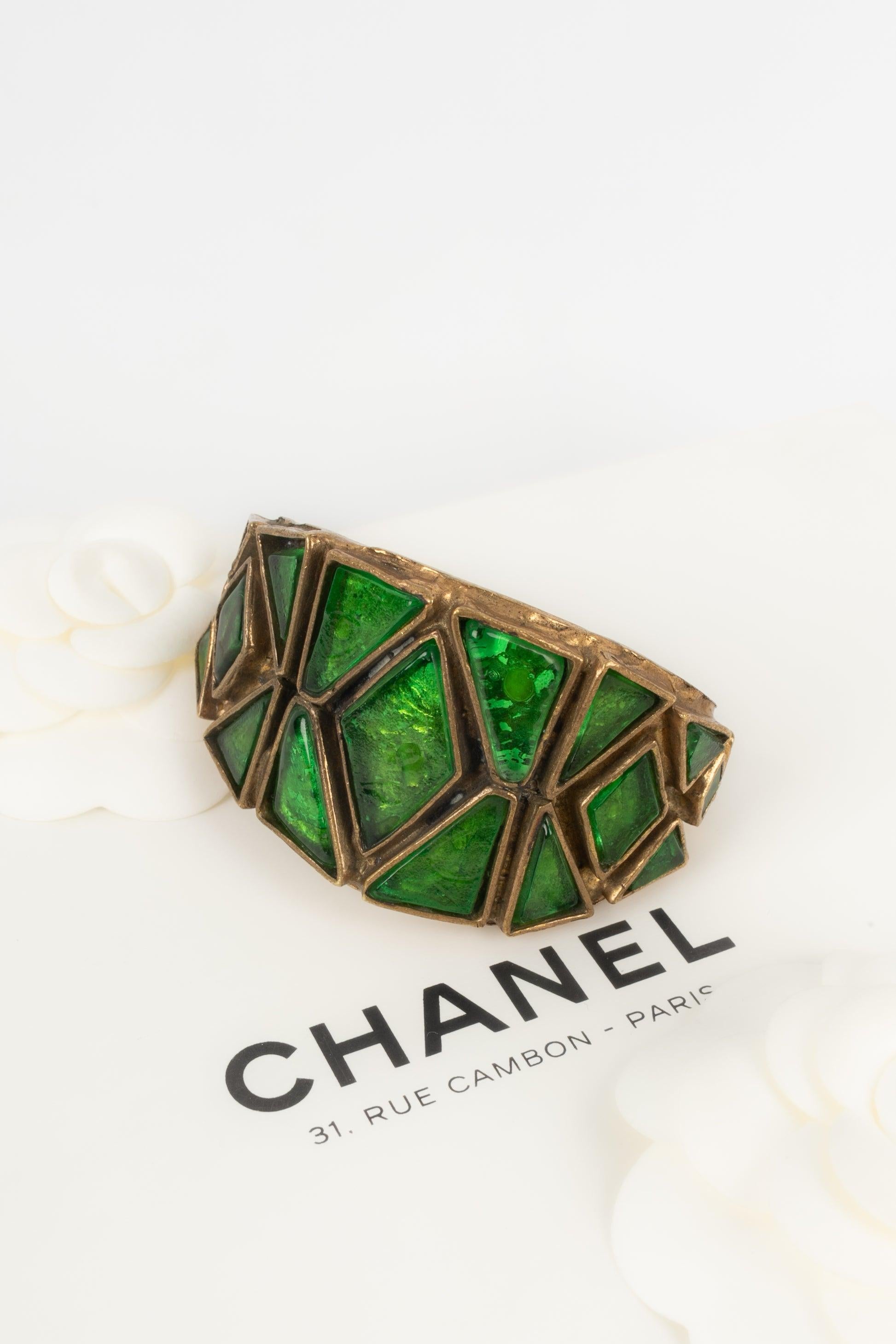 Chanel Goldenes Metallarmband aus Metall mit grüner Glaspalette von Goosens Damen im Angebot