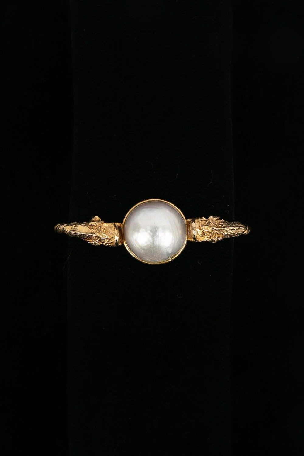 Chanel Golden Metal Bracelet with Pearly Cabochon In Excellent Condition For Sale In SAINT-OUEN-SUR-SEINE, FR