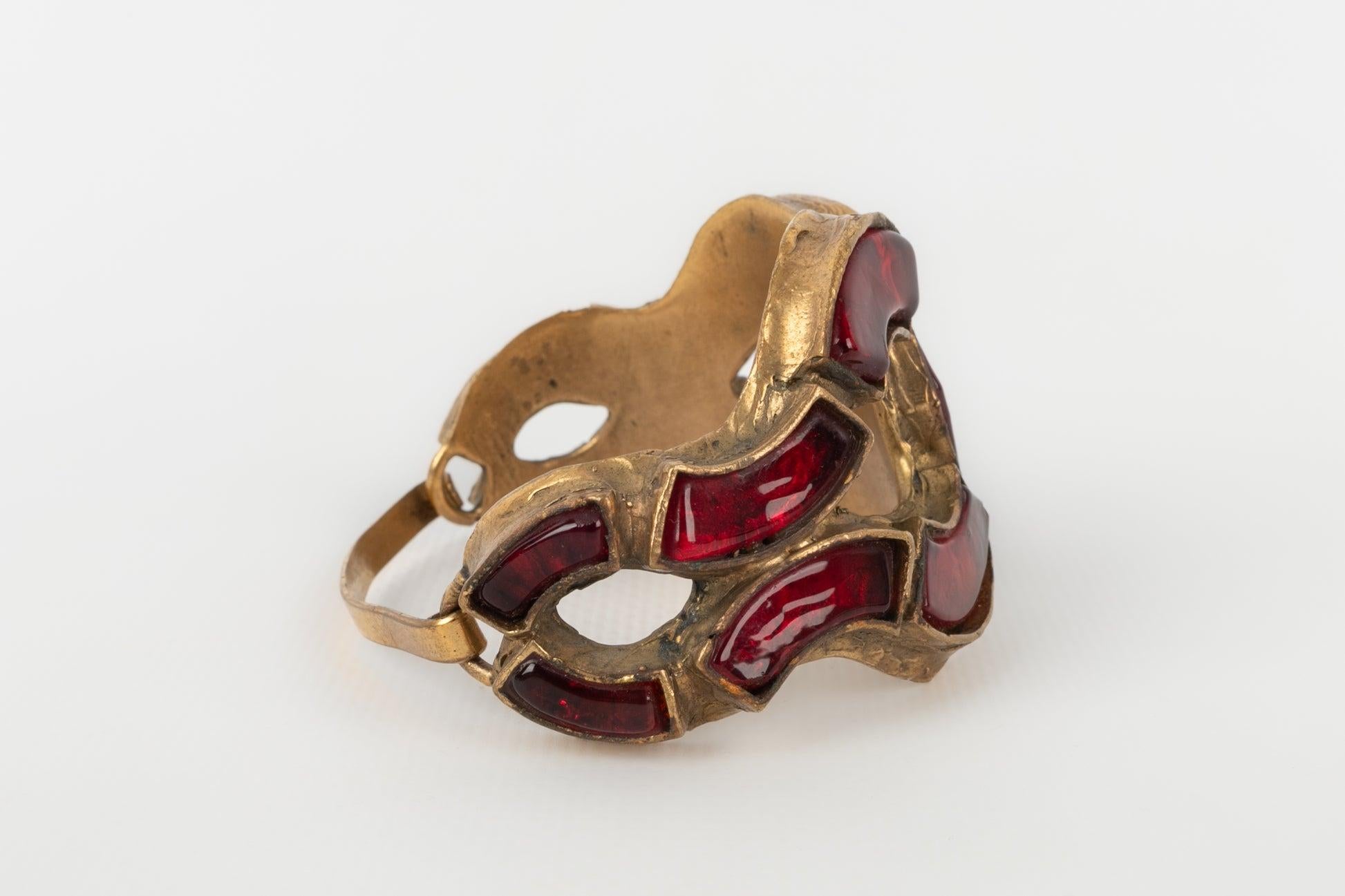 Chanel - Golden metal bracelet with red glass paste. Jewelry from the Goosens ateliers designed for Gabrielle Chanel.

Additional information:
Condition: Very good condition
Dimensions: Length: 16.5 cm
Opening: 4.3 cm

Seller reference: BRAB95