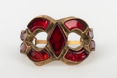 Chanel, bracelet en métal doré avec pâte de verre rouge par Goosens
