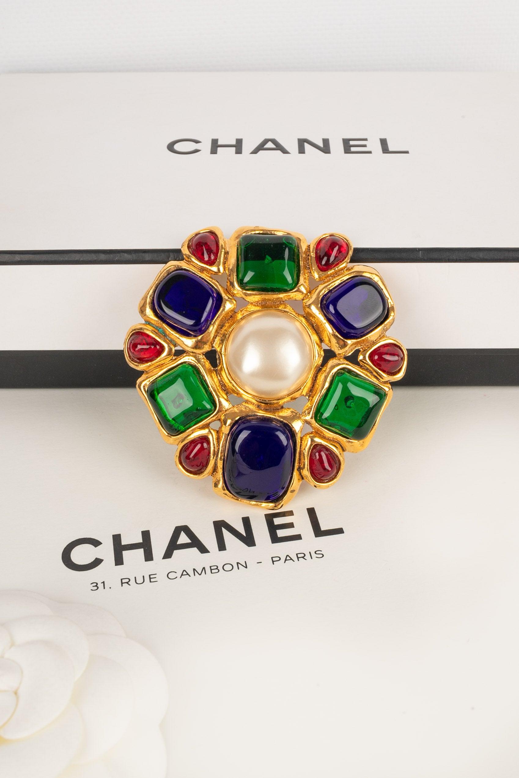 Chanel - (Made in France) Spilla in metallo dorato ornata da cabochon in pasta di vetro e da un cabochon perlato in costume. Collezione Primavera-Estate 1995.

Informazioni aggiuntive:
Condizioni: Ottime condizioni
Dimensioni: 7 cm x 7 cm
Periodo: