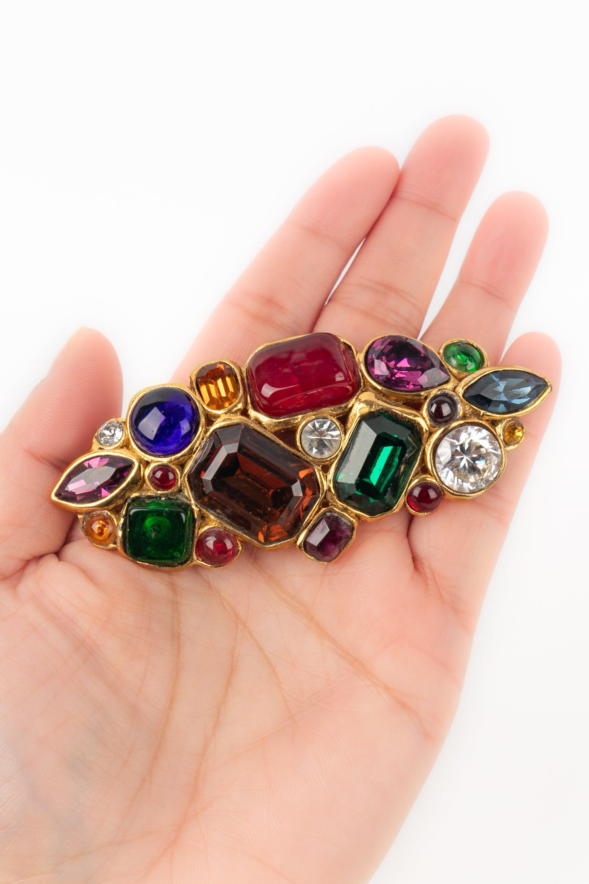 CHANEL - (Made in France) Broche en métal doré avec pâte de verre colorée et strass. Collectional 2006.

Informations complémentaires :
Condit : Très bon état.
Dimensions : 9 cm x 4 cm : 9 cm x 4 cm

SKU:BRB98