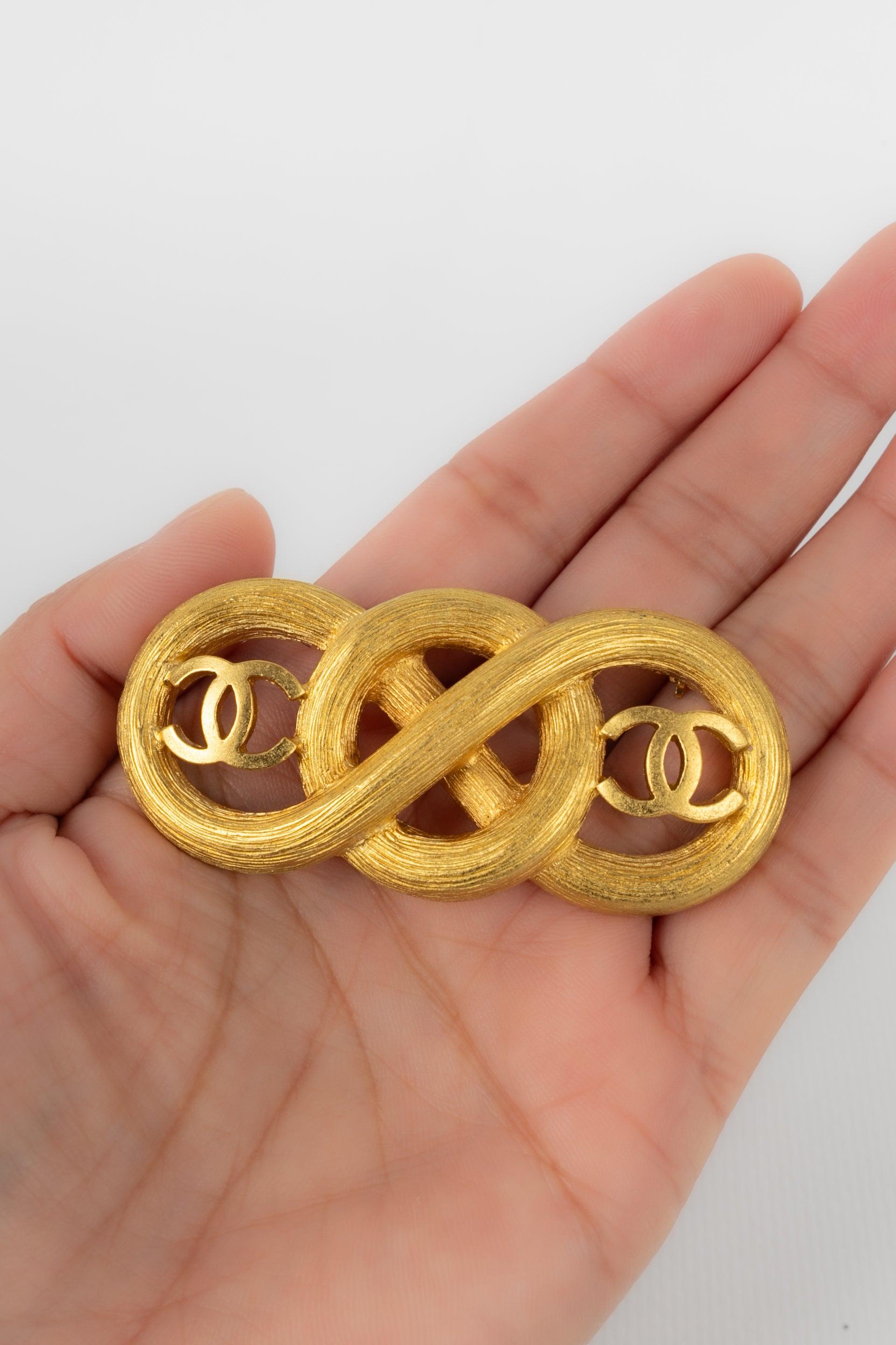 Chanel - (Made in France) Golden metal brooch. 1995 Cruise Collection.

Additional information:
Condition: Very good condition
Dimensions: Length: 6.5 cm

Seller Reference: BRB144