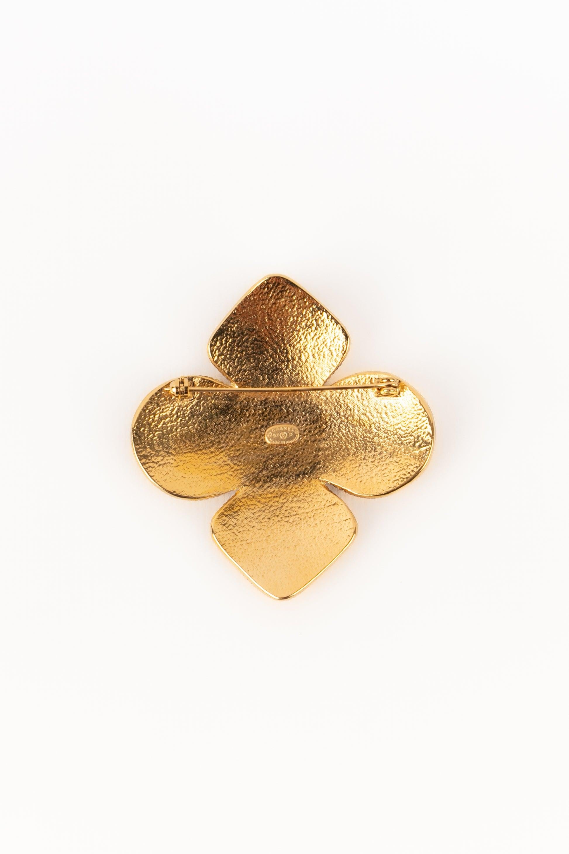 CHANEL - (Made in France) Goldene Metallbrosche mit einem Kleeblatt in der Mitte und einem cc-Logo. Collection'S Frühling-Sommer 1997.

Zusätzliche Informationen:
Zustand: Sehr guter Zustand
Abmessungen: 6,5 cm x 7 cm

SKU:BRB86
