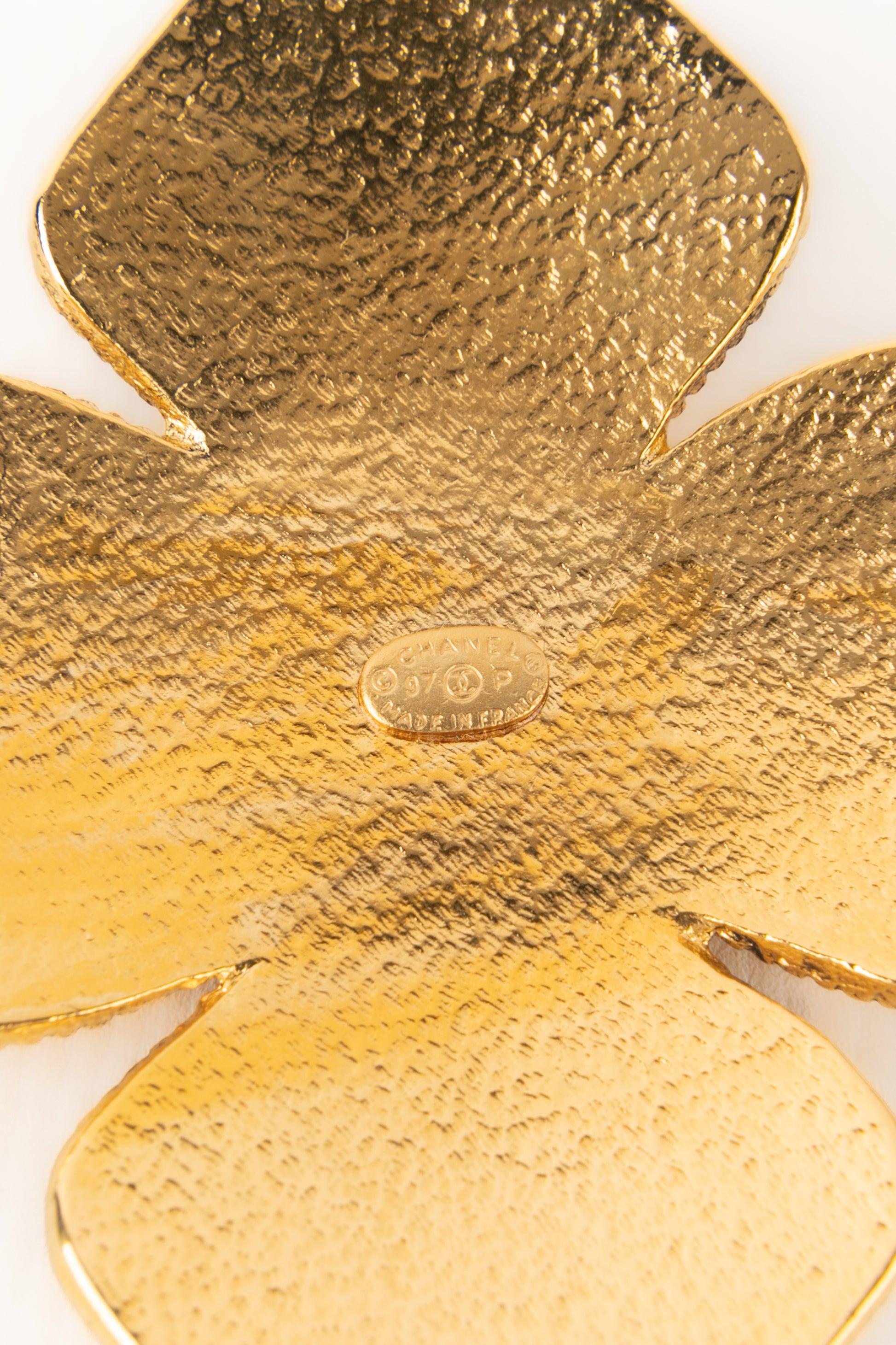 Chanel Goldene Metallbrosche aus Metall, 1997 im Zustand „Hervorragend“ im Angebot in SAINT-OUEN-SUR-SEINE, FR
