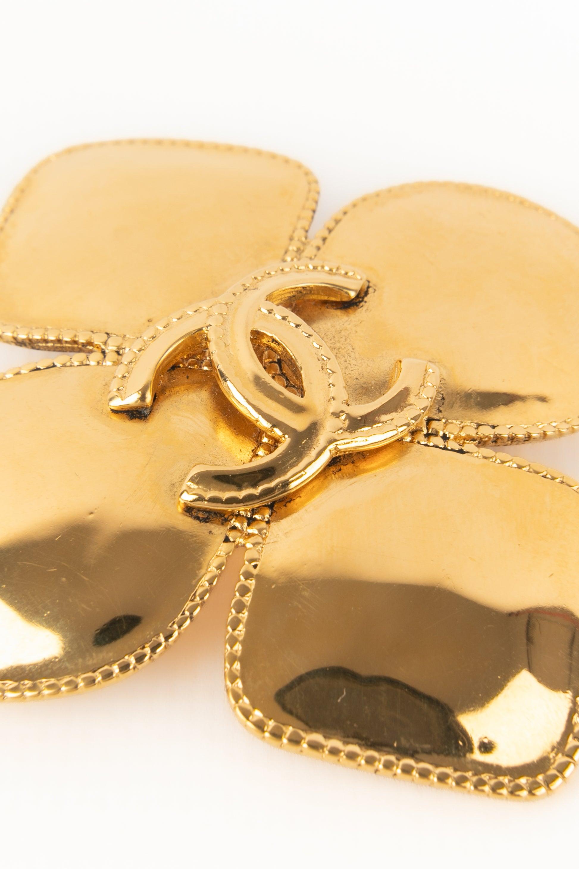 Chanel Goldene Metallbrosche aus Metall, 1997 Damen im Angebot