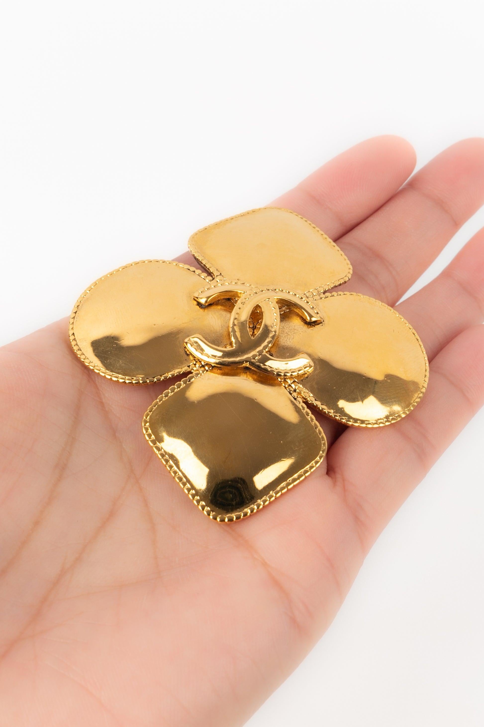 Chanel Goldene Metallbrosche aus Metall, 1997 im Angebot 1