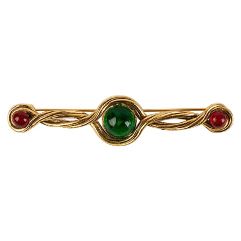 Spilla Chanel in metallo dorato e cabochon in pasta di vetro in vendita