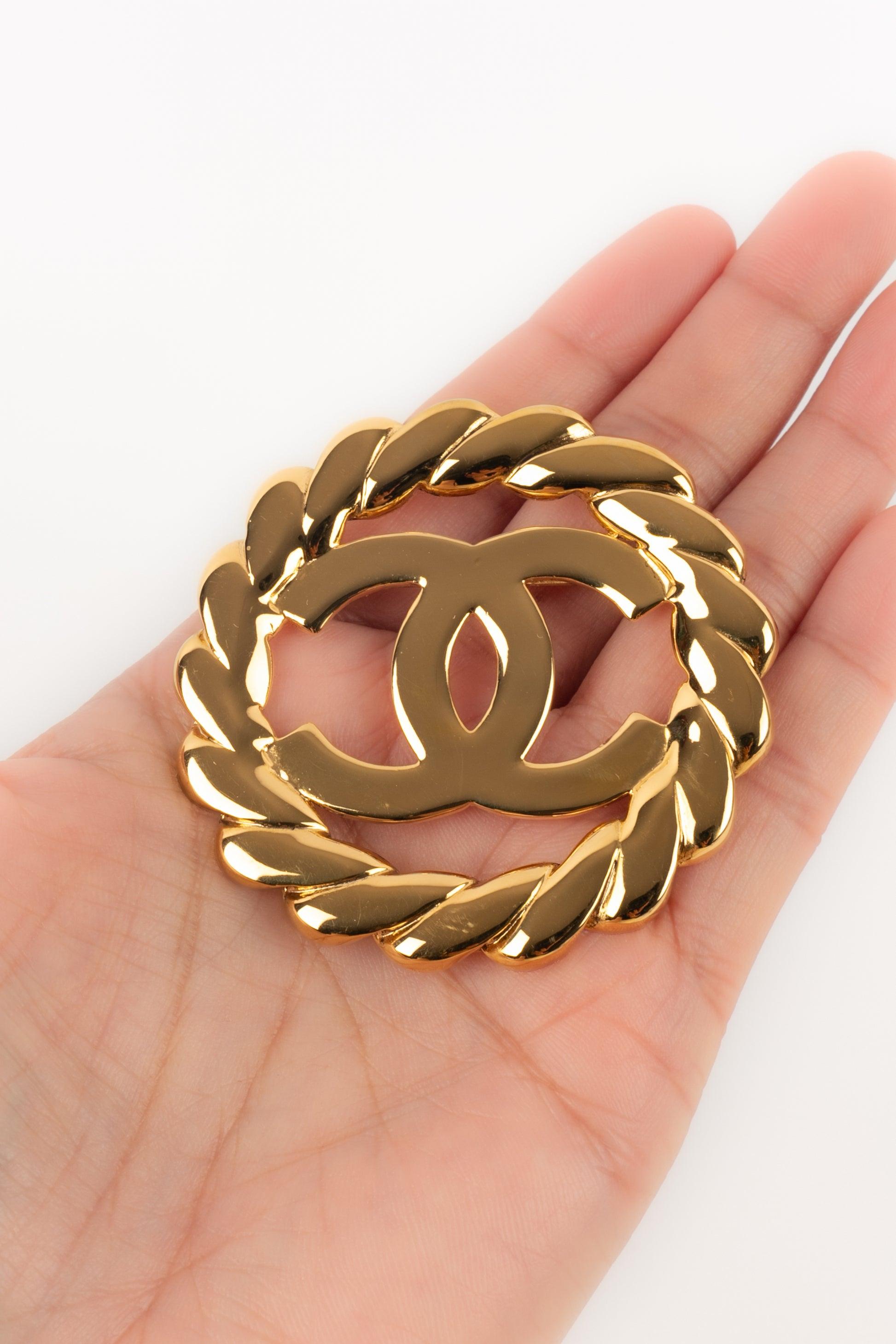 Chanel - (Made in France) Openwork golden metal rounded brooch. 2cc5 Collection.

Additional information:
Condition: Very good condition
Dimensions: Diameter: 5.5 cm

Seller Reference: BRB202