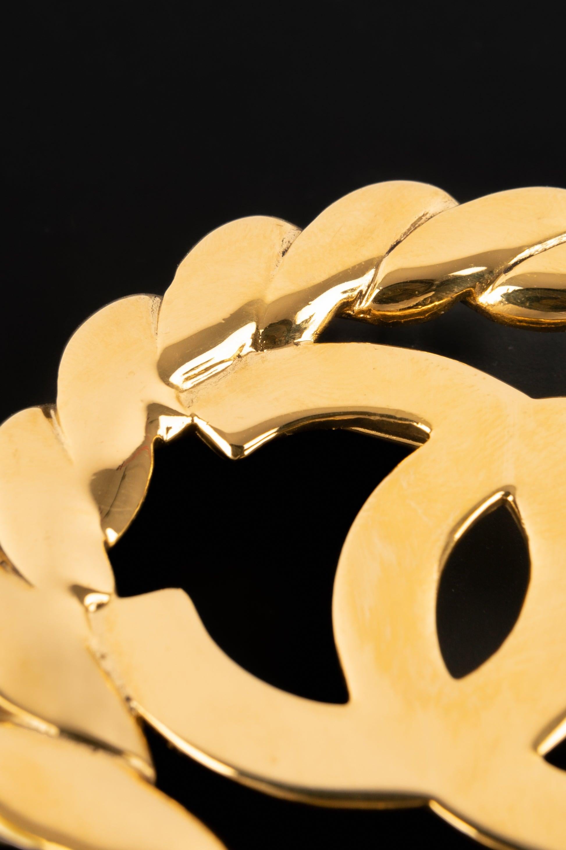 Chanel Golden Metal Brooch In Excellent Condition For Sale In SAINT-OUEN-SUR-SEINE, FR