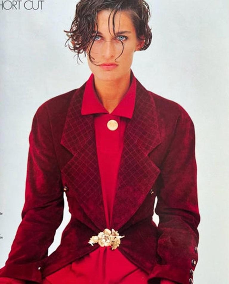 Chanel - (Made in France) Goldene Metallbrosche, die ein Blumenmuster darstellt. Eine Haute Couture Collection'S von 1988/1989.

Zusätzliche Informationen:
Zustand: Sehr guter Zustand
Abmessungen: Länge: 10 cm
Zeitraum: 20. Jahrhundert

Sellers