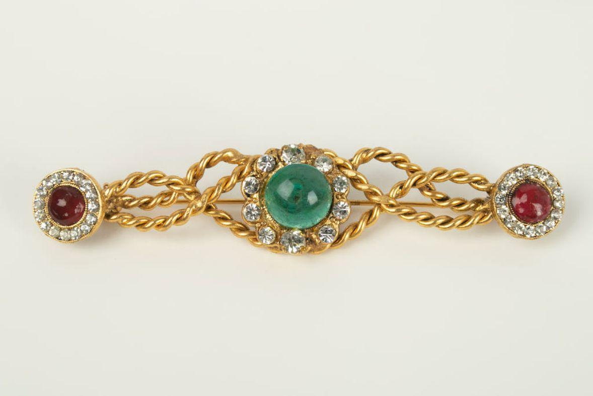 Chanel -Broche de metal dorado, strass y cabujones de pasta de vidrio. Colección 1982.

Más información:

Dimensiones: 
Longitud: 10 cm, Altura: 2 cm

Estado: Muy buen estado
Número de referencia del vendedor: BRB1
