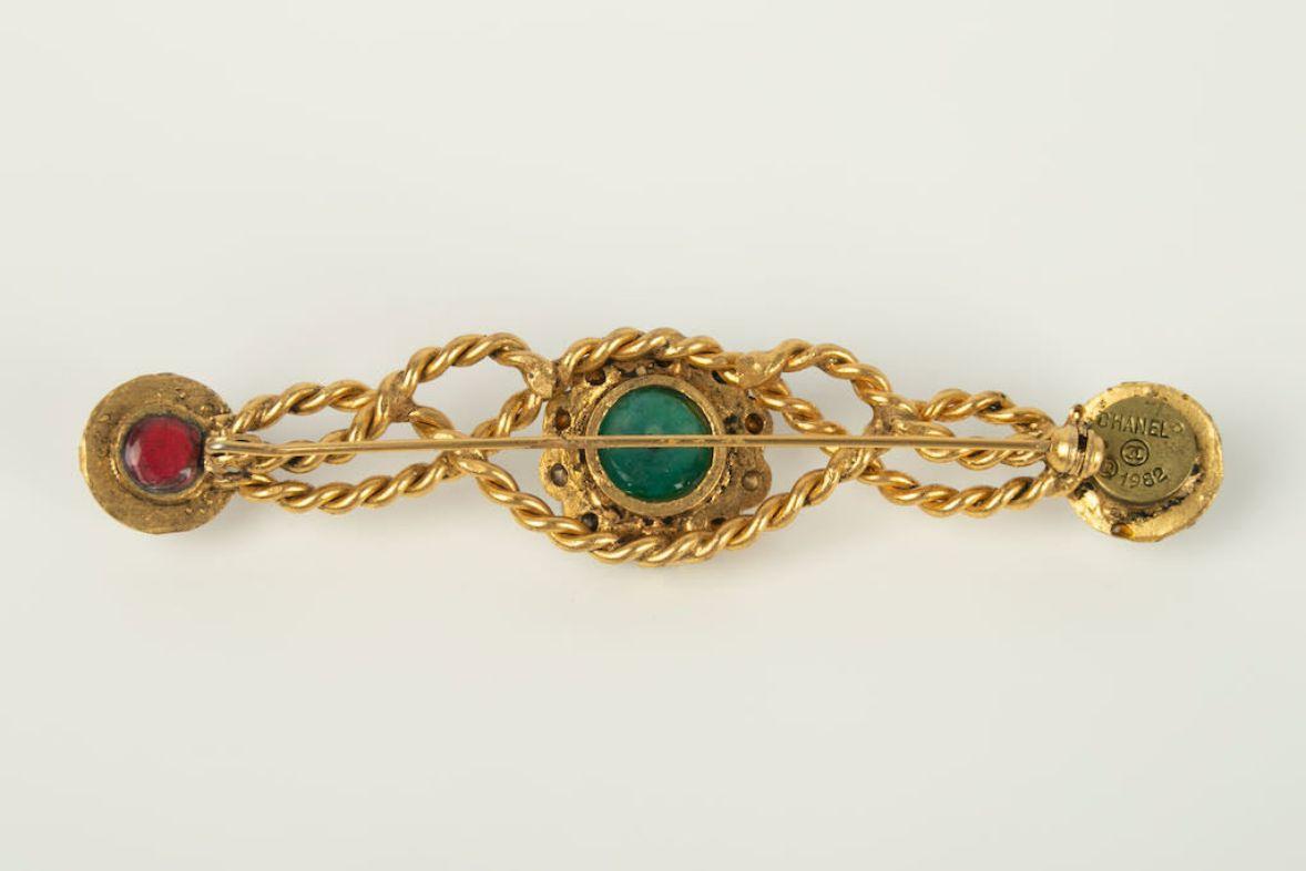 Chanel Broche de metal dorado con diamantes de imitación y cabujones de pasta de vidrio en Bueno estado para la venta en SAINT-OUEN-SUR-SEINE, FR
