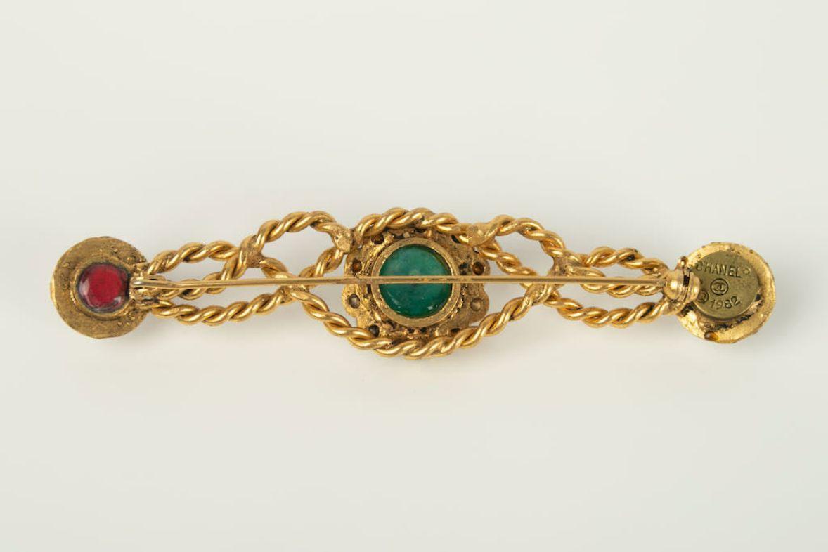 Chanel Golden Metal Brooch in Rhinestones and Glass Paste Cabochons In Good Condition For Sale In SAINT-OUEN-SUR-SEINE, FR