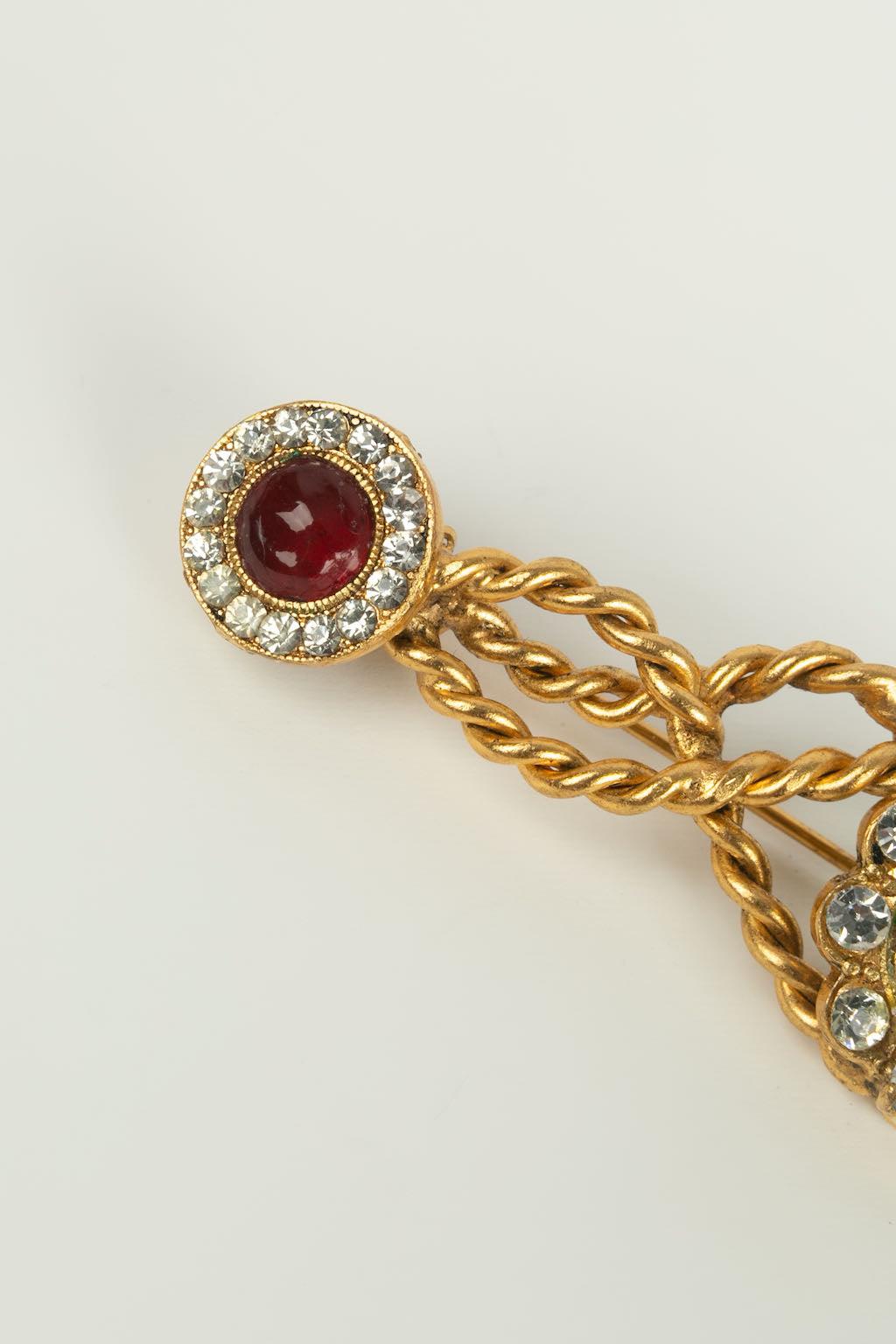 Femenino o masculino Chanel Broche de metal dorado con diamantes de imitación y cabujones de pasta de vidrio en venta