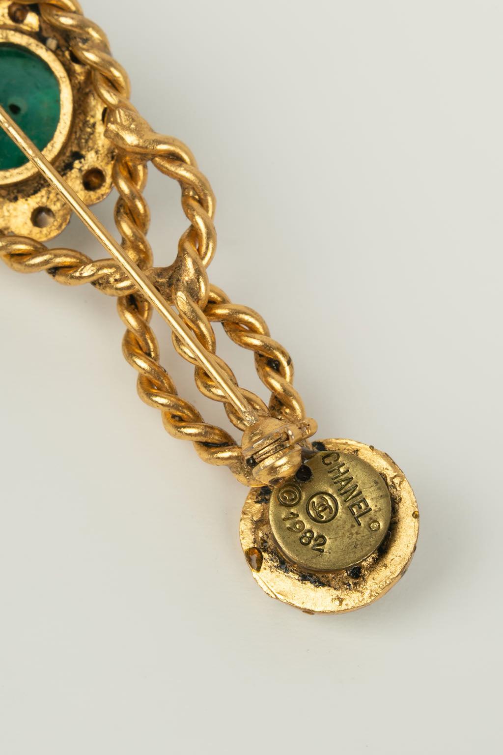 Chanel Brosche aus goldenem Metall mit Strasssteinen und Glaspastell-Cabochons im Angebot 3
