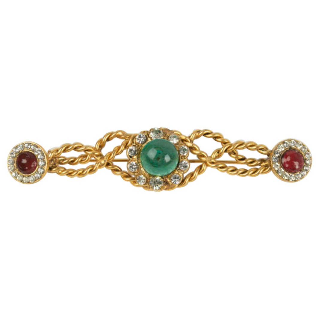 Spilla Chanel in metallo dorato con strass e cabochon in pasta di vetro